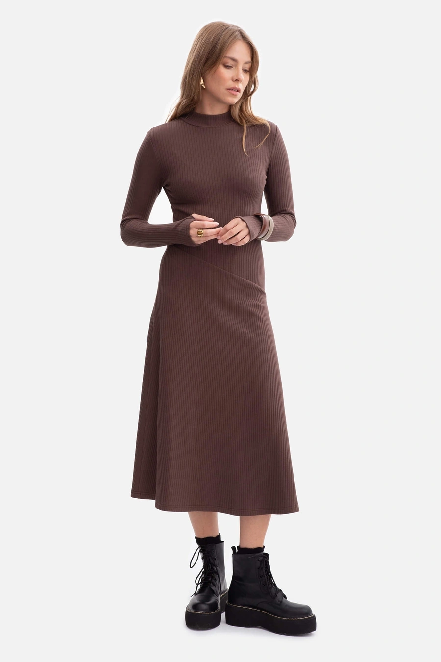 Bawełniana sukienka dzianinowa z golfem rozkloszowana brąz