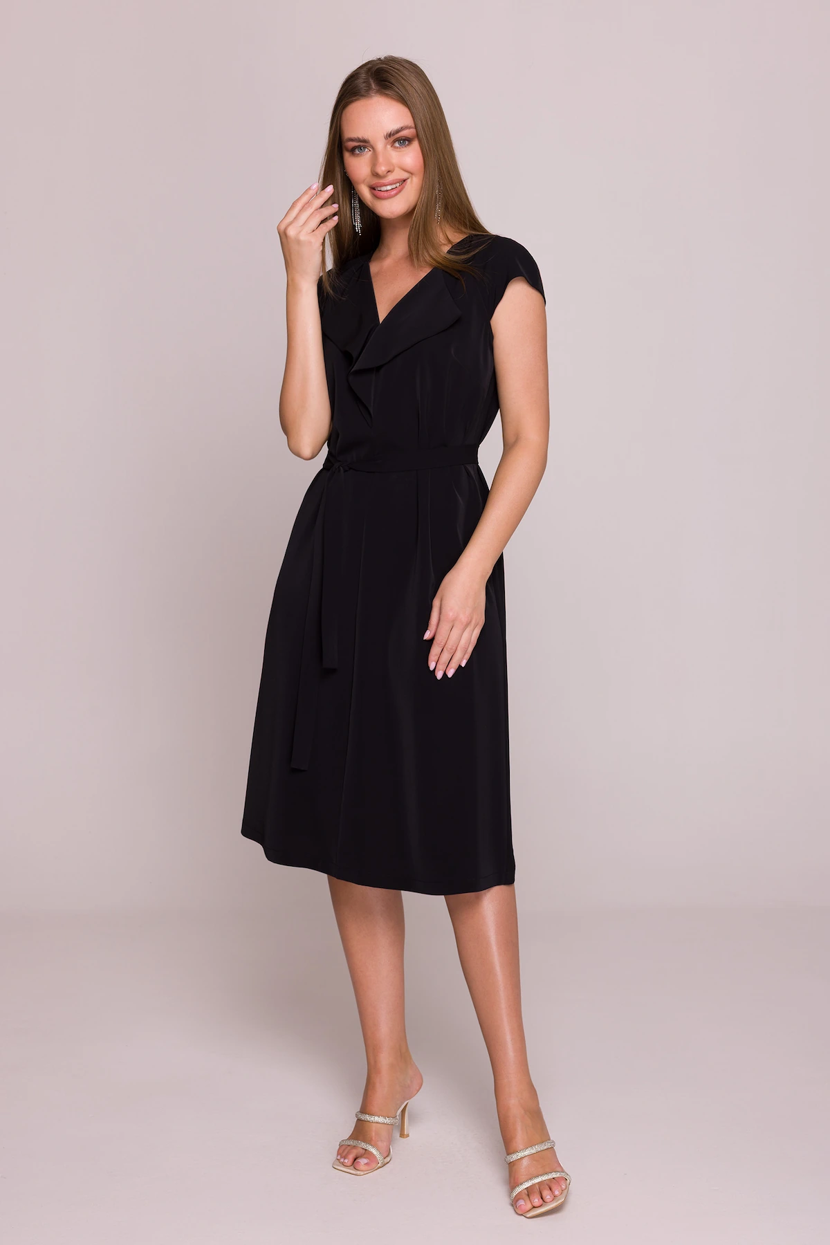 Elegancka sukienka rozkloszowana z krótkim rękawem czarna