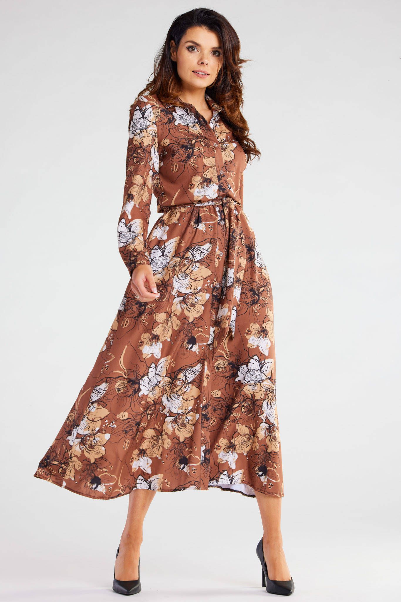 Opis: Sukienka koszulowa z długim rękawem paskiem brązowa w kwiaty.