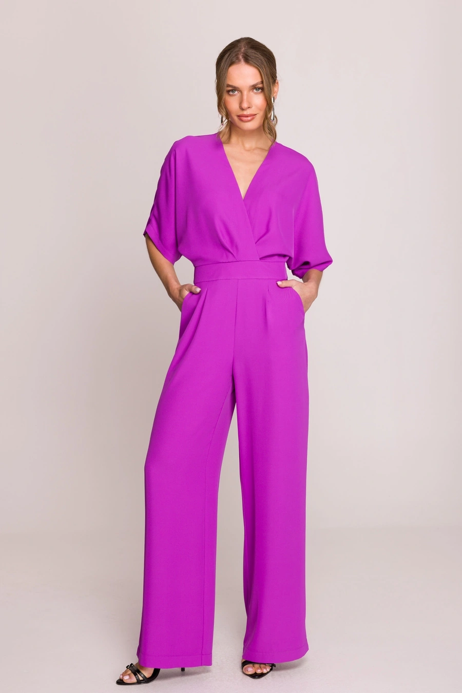 Elegancki kombinezon damski z kopertowym dekoltem fioletowy