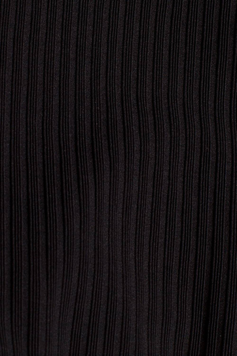 Opis: Sukienka dzianinowa ołówkowa z dekoltem V czarna dopasowana z paskiem.