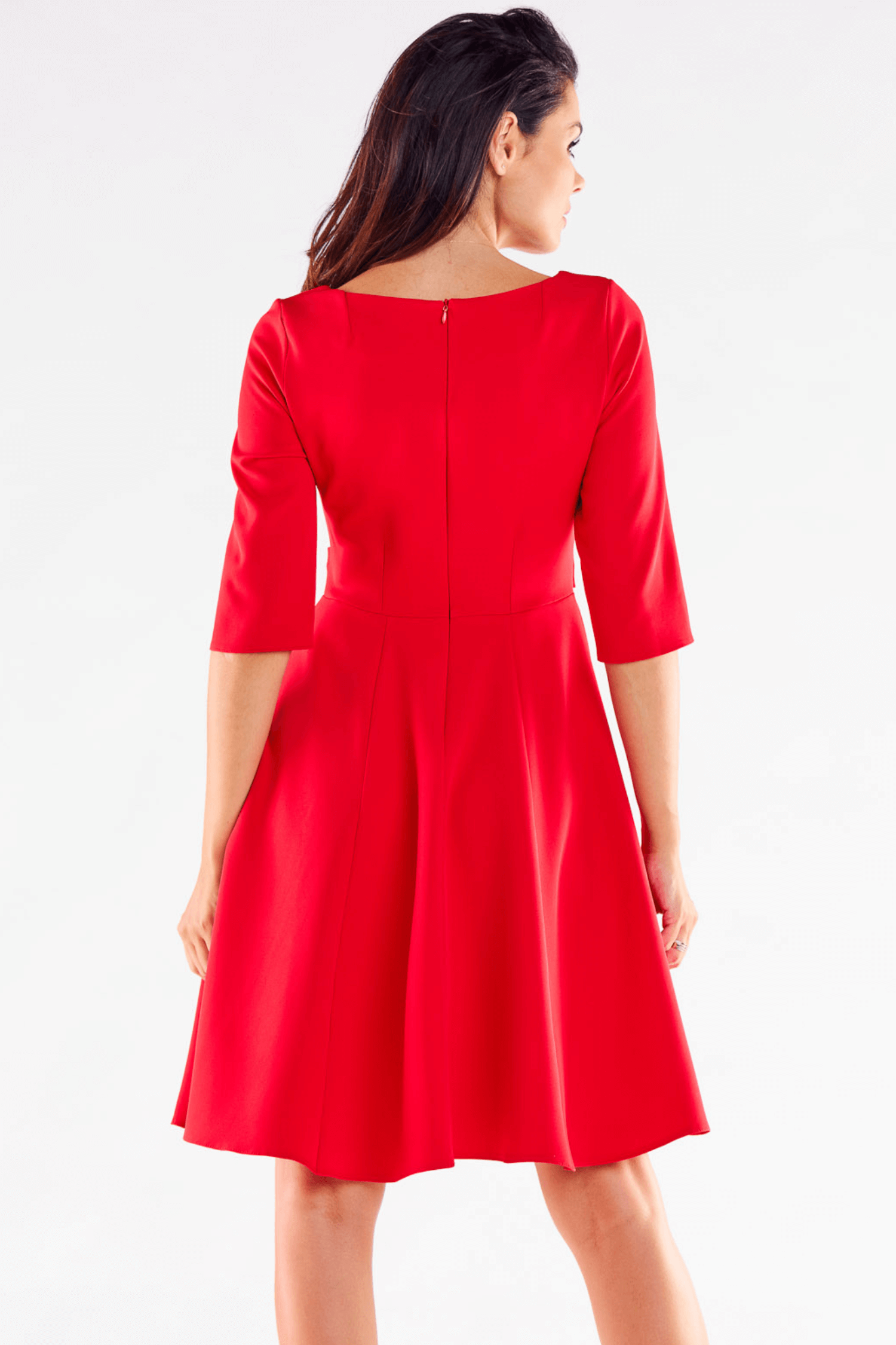 Opis: Elegancka sukienka rozkloszowana z ozdobnymi guzikami czerwona.
