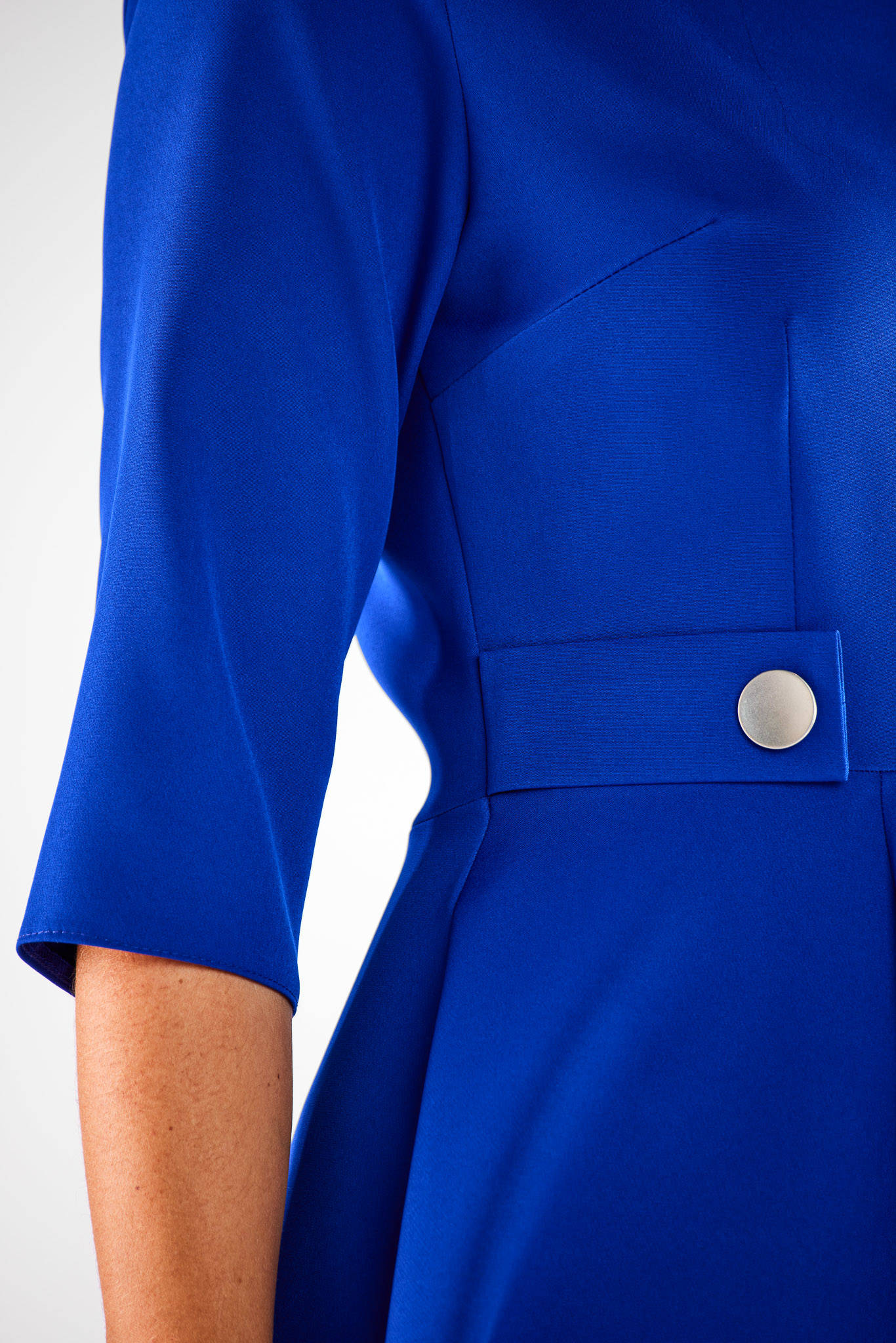 Opis: Elegancka sukienka rozkloszowana z ozdobnymi guzikami niebieska.
