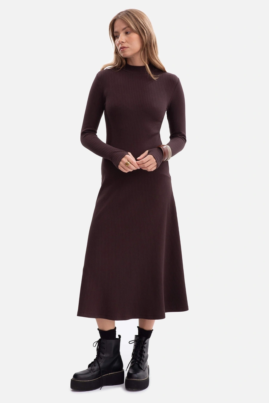 Bawełniana sukienka dzianinowa z golfem rozkloszowana c.brąz