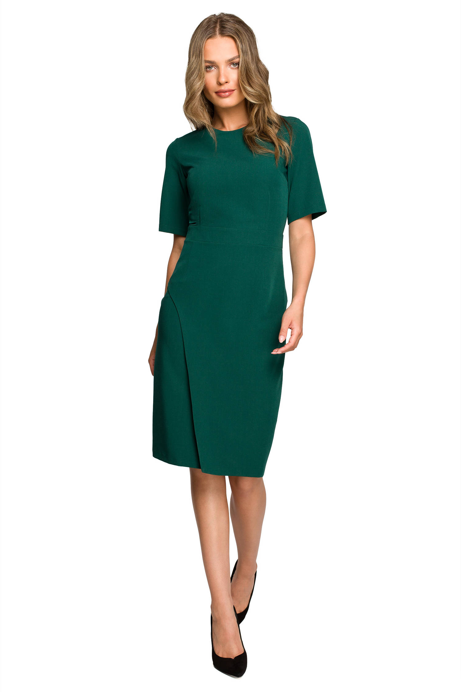 Opis: Elegancka sukienka ołówkowa z dołem na zakładkę klasyczna zielona.