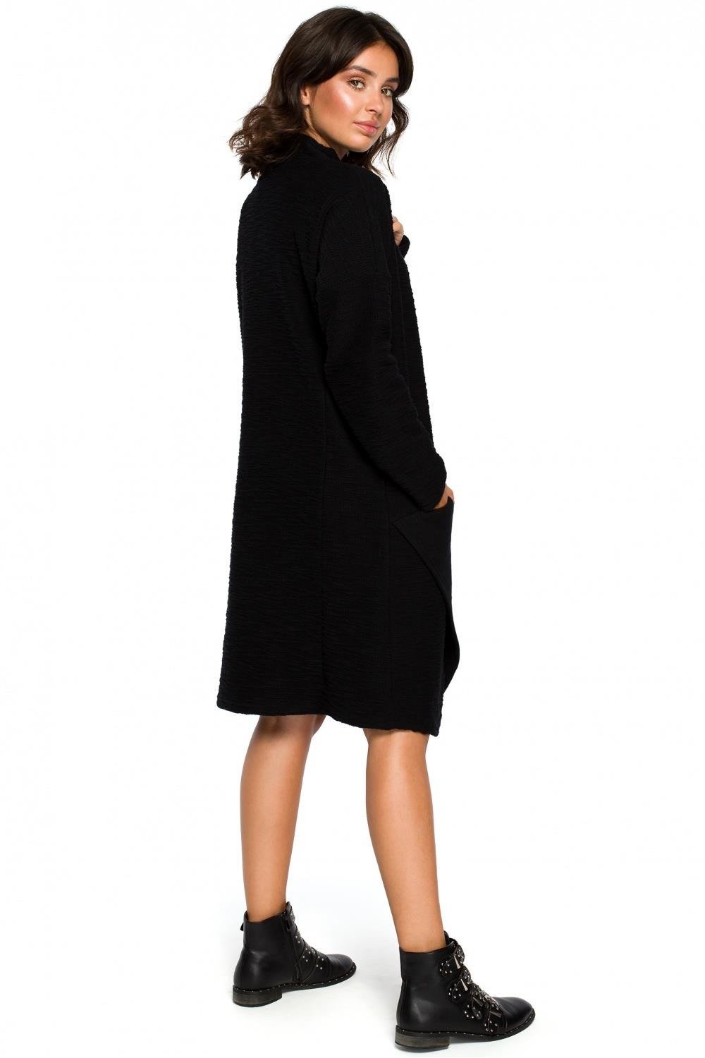 Opis: Dzianinowa sukienka oversize trapezowa z asymetrycznym dołem czarna.