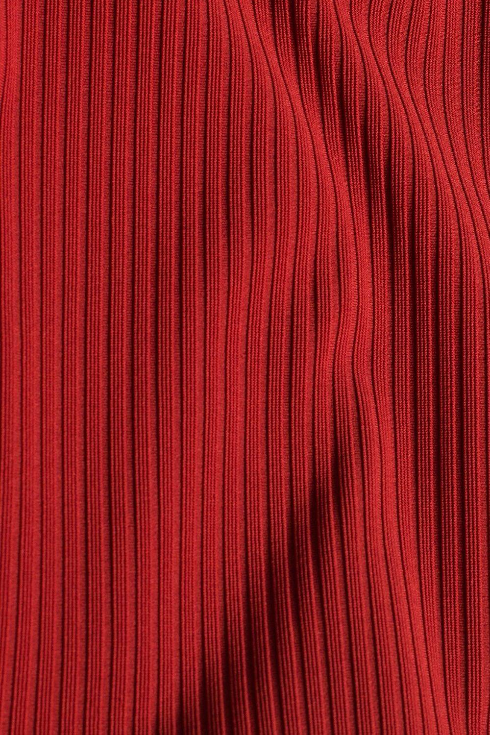Opis: Sukienka dzianinowa ołówkowa z dekoltem V czerwona dopasowana z paskiem.