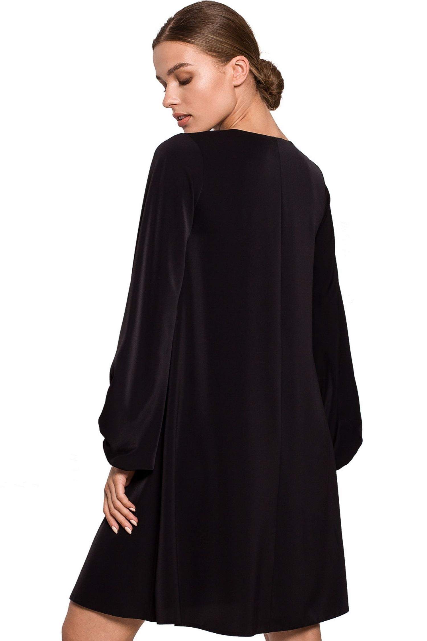 Opis: Elegancka sukienka trapezowa z bufiastymi rękawami dekolt V czarna.
