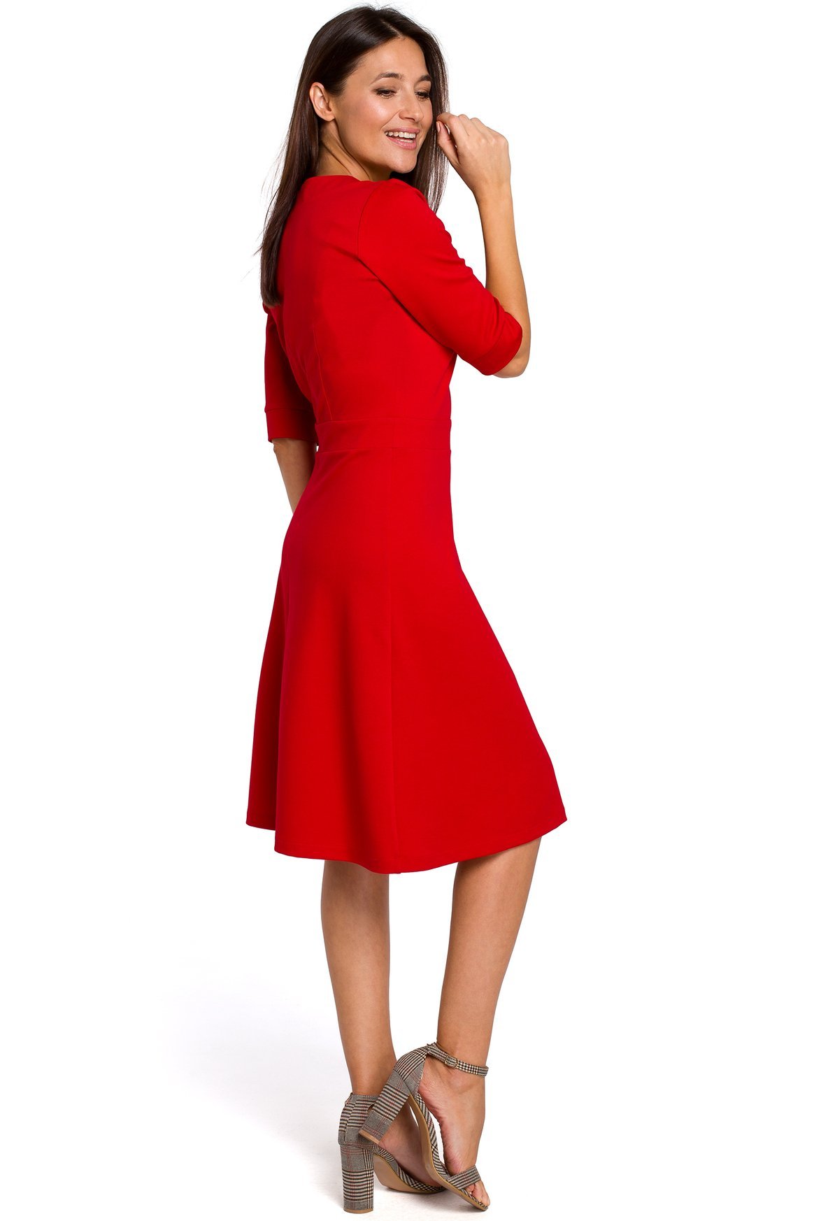 Opis: Elegancka sukienka dzianinowa trapezowa midi z dekoltem V czerwona.