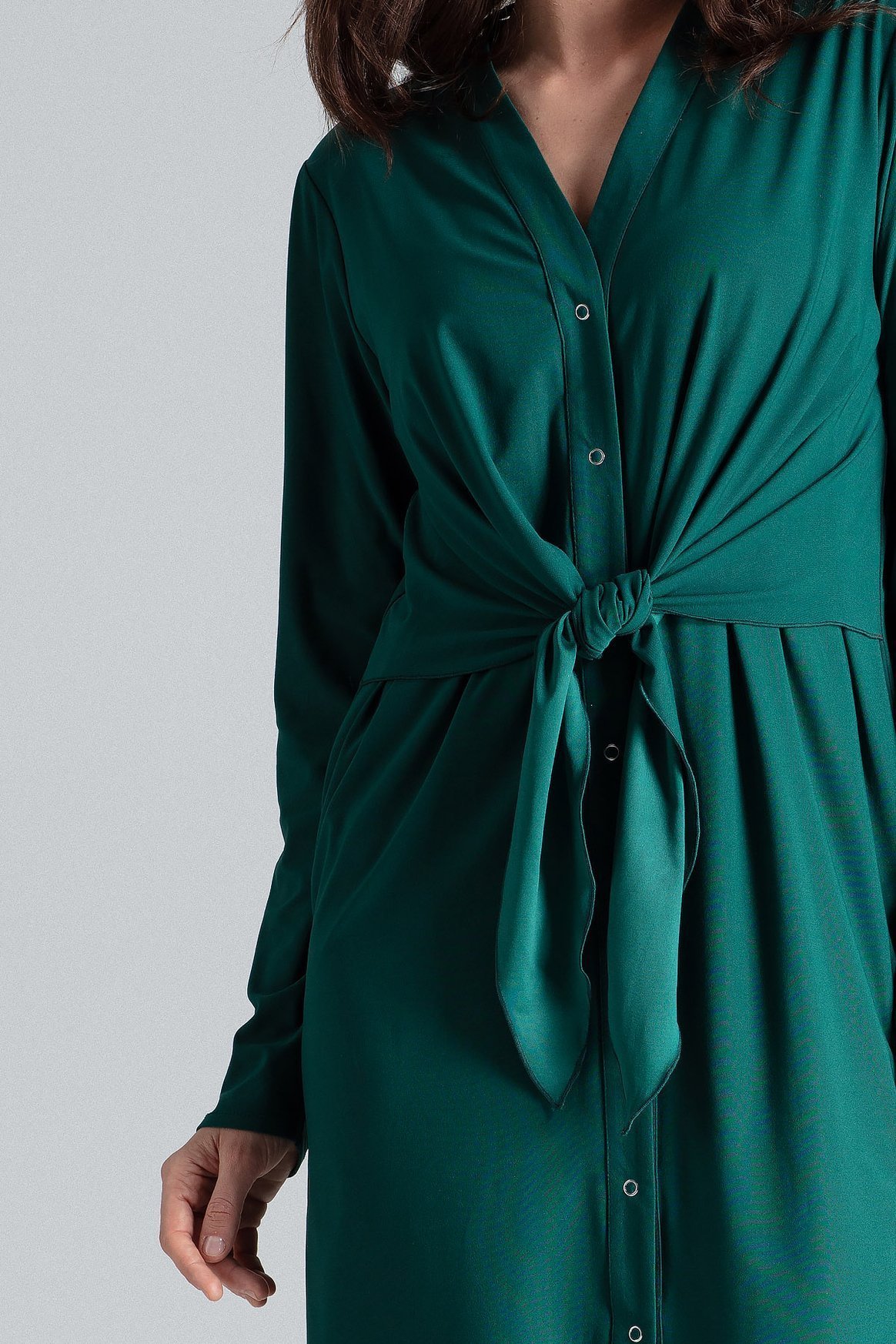 Opis: Sukienka koszulowa szmizjerka z wiązaniem w pasie butelkowa zieleń.