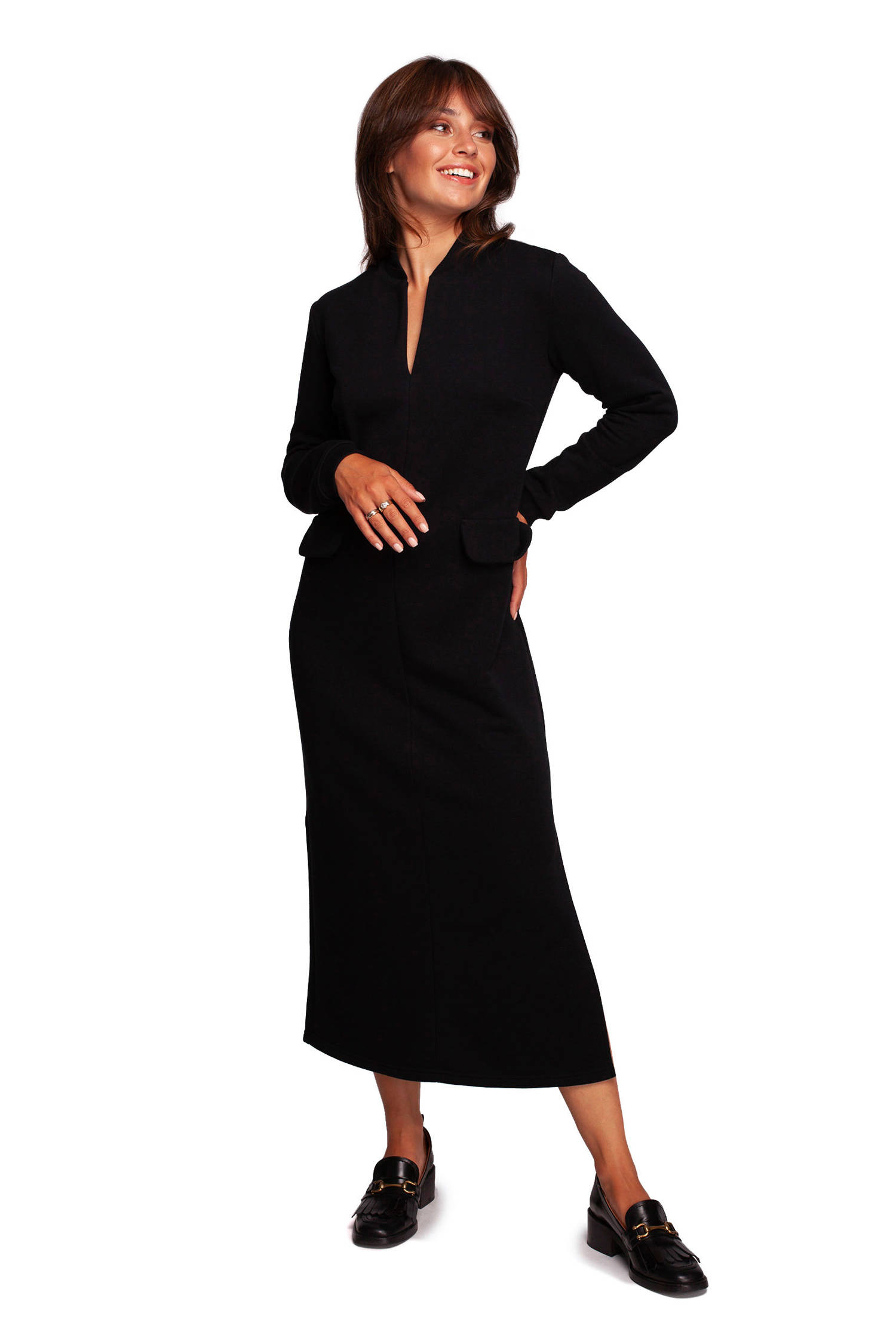 Opis: Długa sukienka dzianinowa z rozcięciem bawełniana czarna.