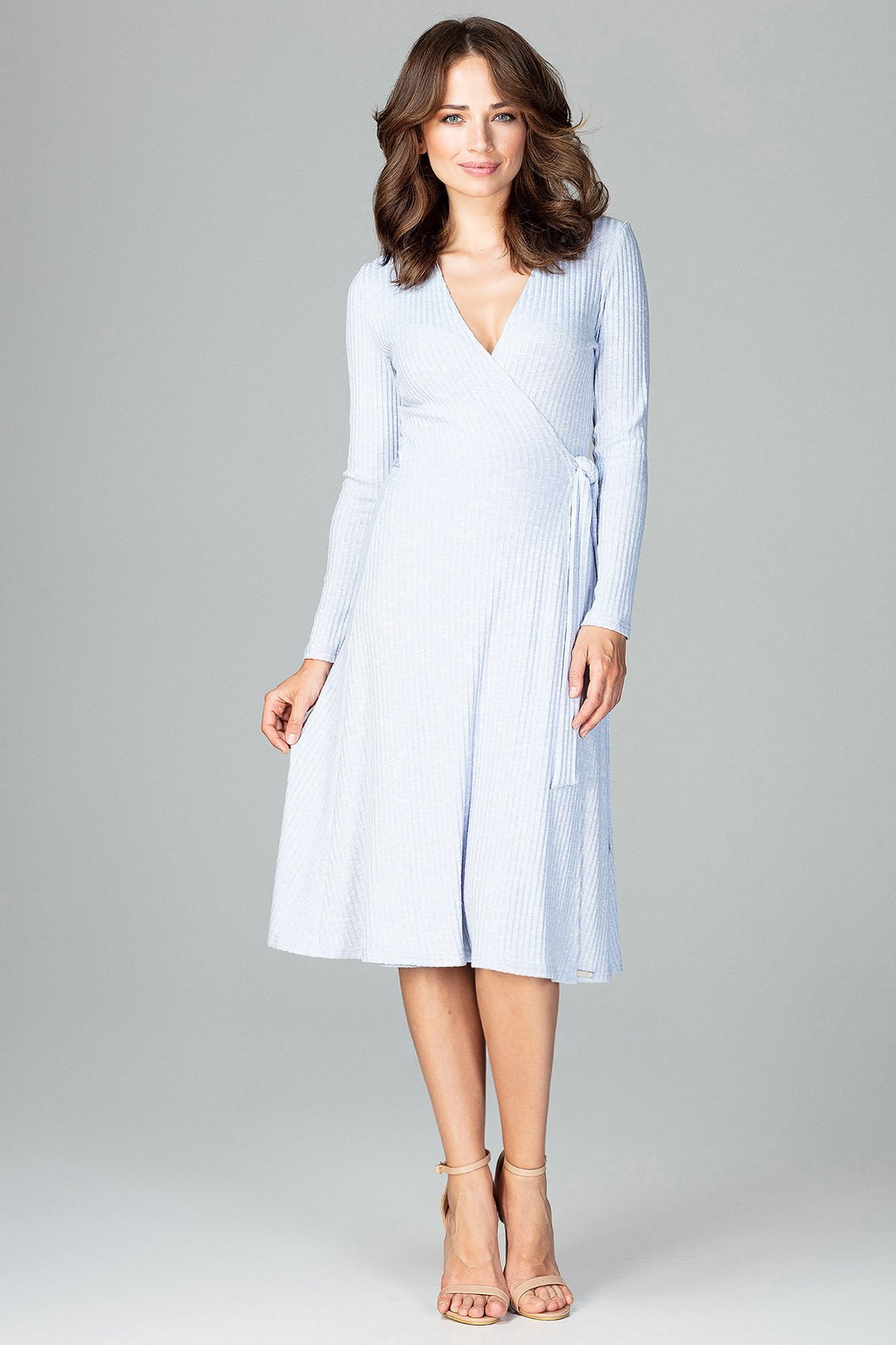 Opis: Dzianinowa kopertowa sukienka midi z wiązaniem błękitna.