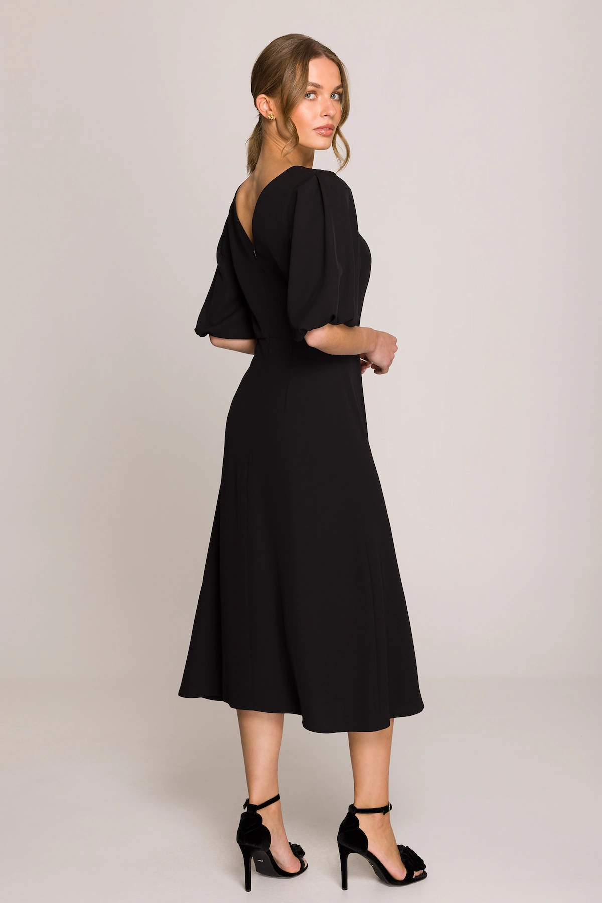 Elegancka sukienka koktajlowa z bufiastymi rękawami czarna