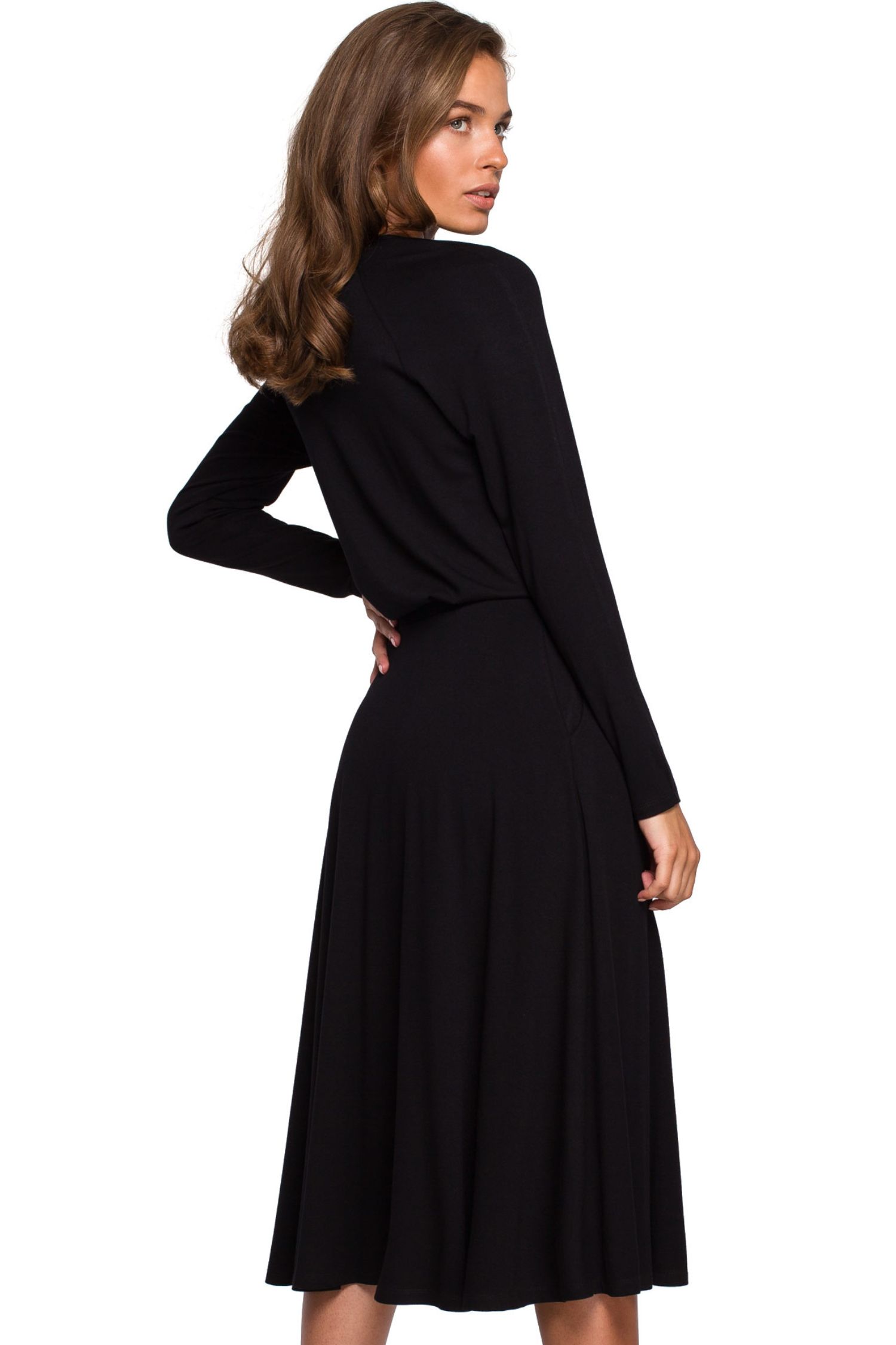 Opis: Sukienka rozkloszowana klasyczna z gumą w pasie czarna wiskoza.