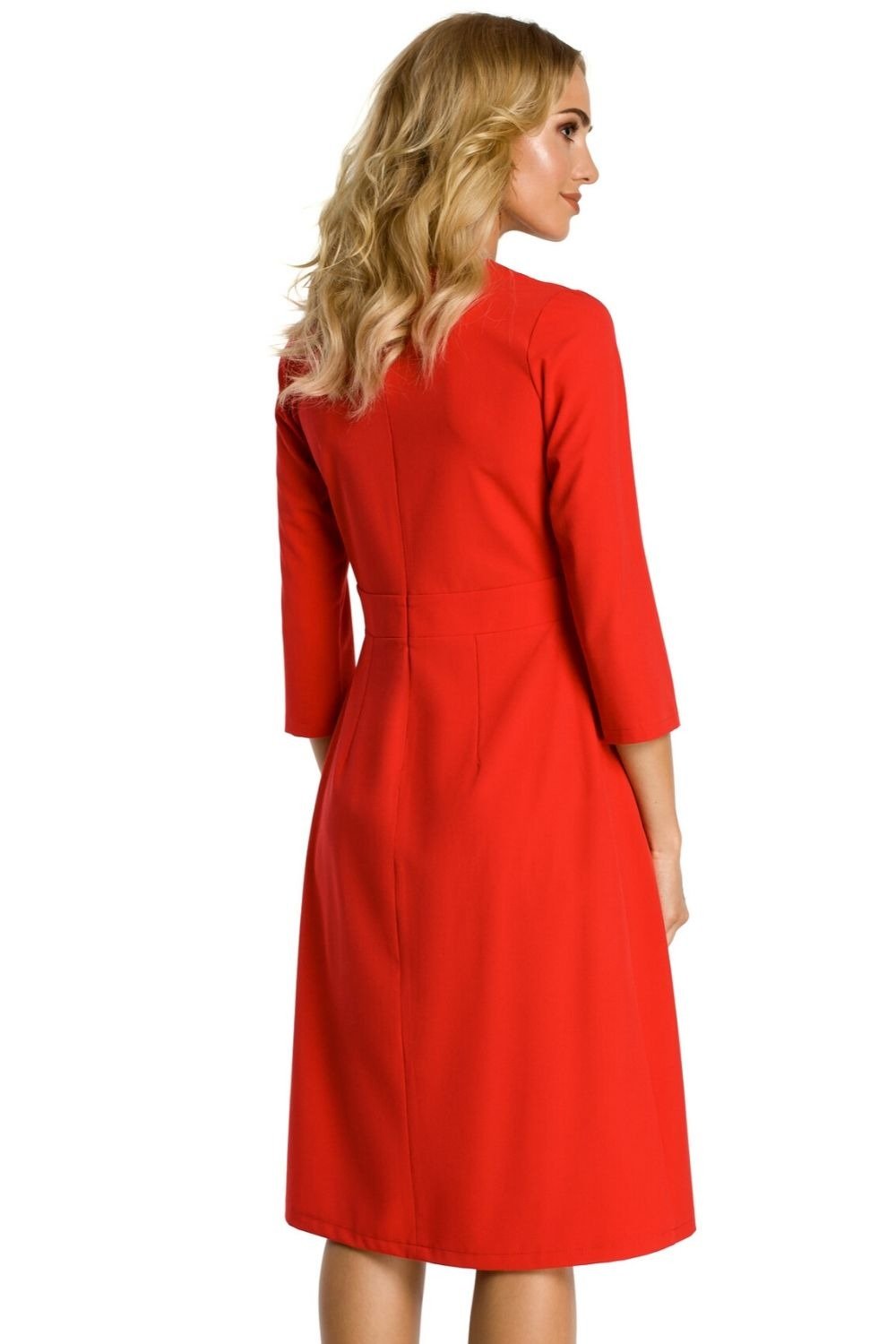 Opis: Sukienka elegancka rozkloszowana z zakładkami modelujące szwy czerwona.