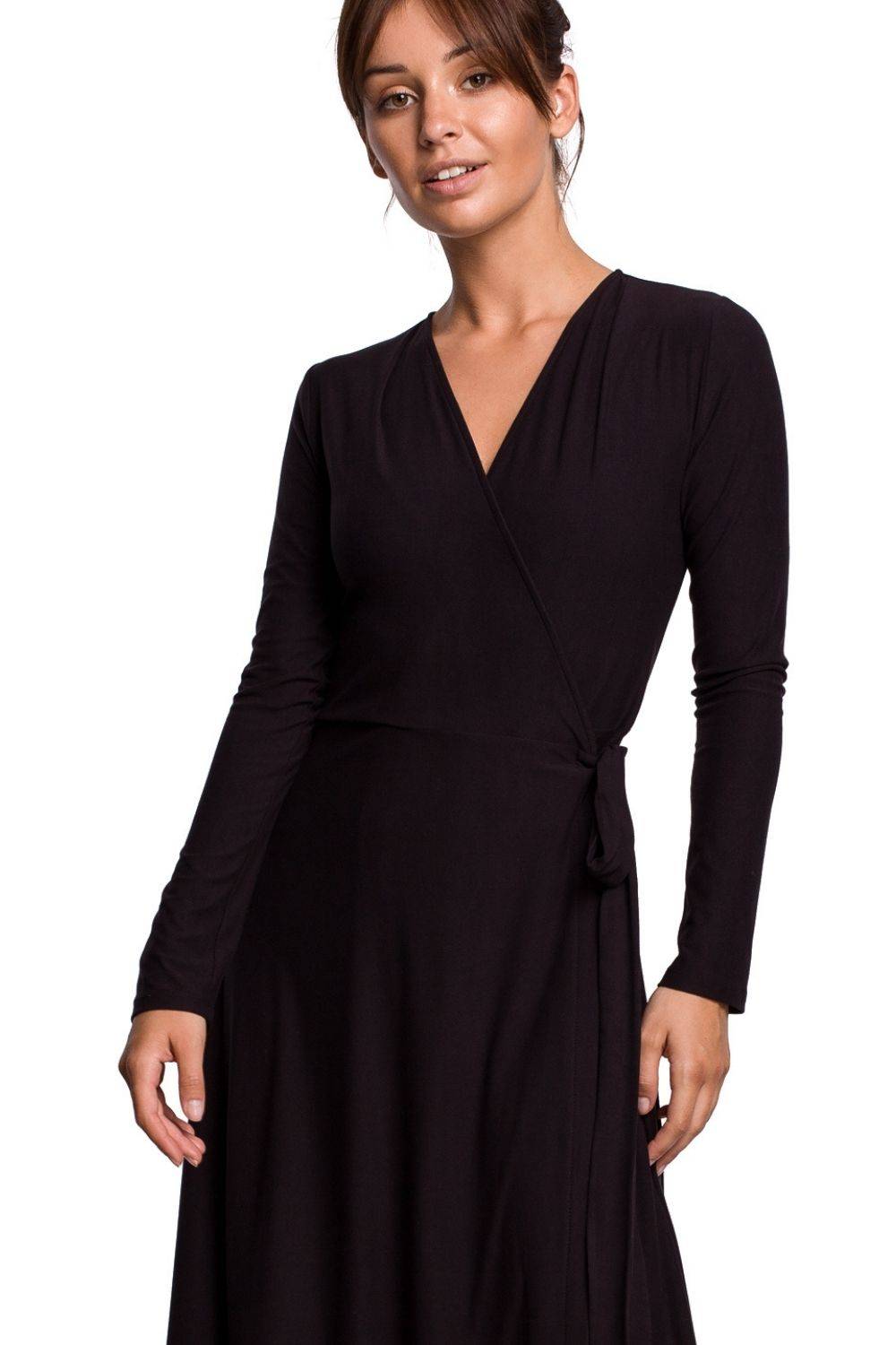 Opis: Kopertowa sukienka rozkloszowana midi z wiązaniem w pasie czarna.