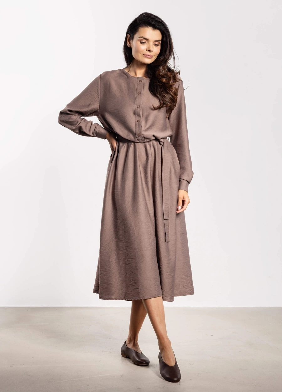 Elegancka sukienka rozkloszowana z długim rękawem taupe