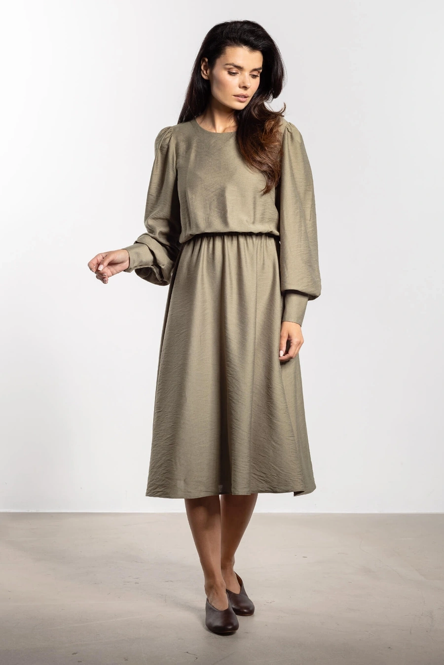 Elegancka sukienka rozkloszowana z długim rękawem zielona