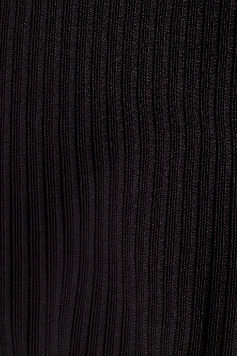 Opis: Sukienka dzianinowa ołówkowa z dekoltem V i paskiem czarna.