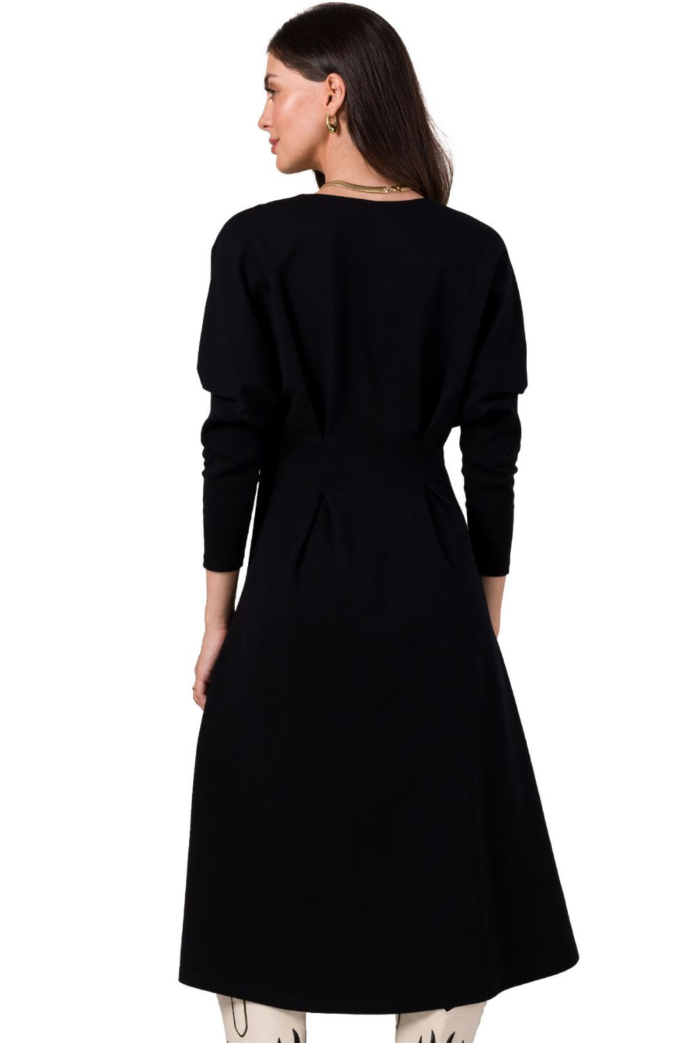 Opis: Rozkloszowana dzianinowa sukienka midi kimonowa czarna.