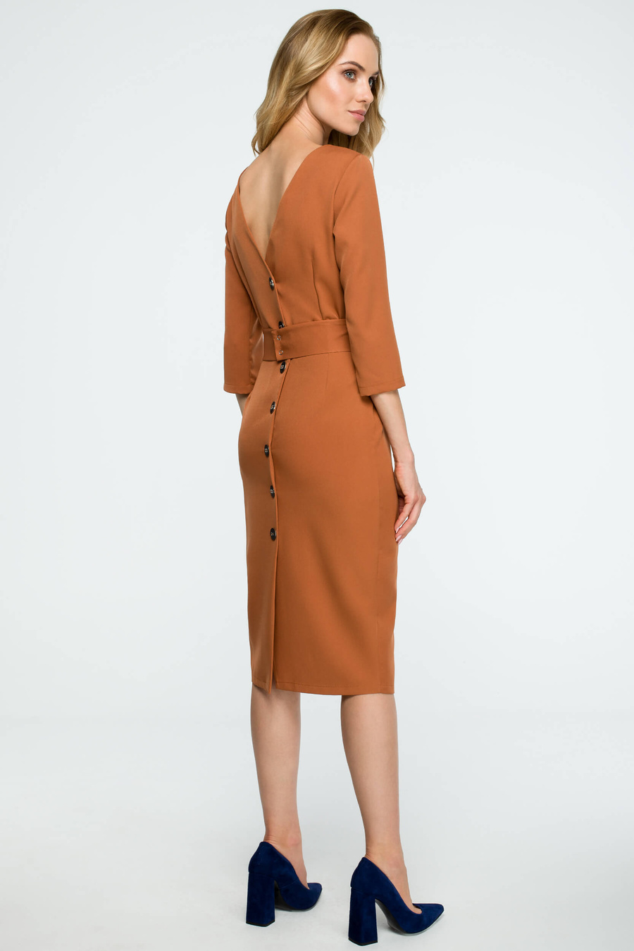 Elegancka sukienka ołówkowa midi z dekoltem V na plecach brązowa