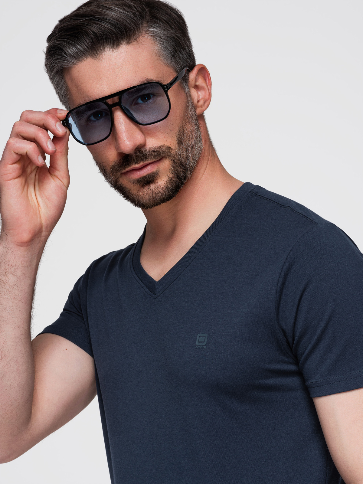 Sygnowany t-shirt męski V-neck z elastanem – granatowy V2 - Rozmiar: L