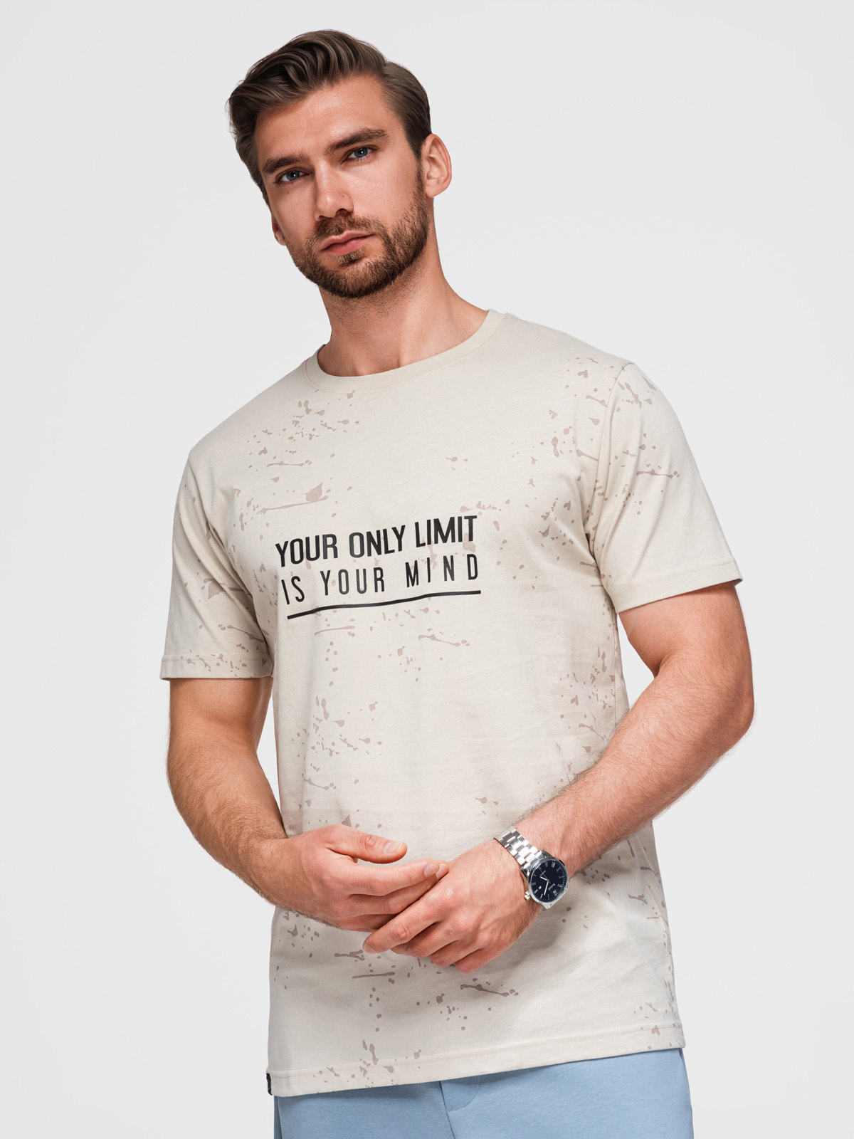 T-shirt męski z nadrukiem i okrągłym dekoltem – kremowy V2