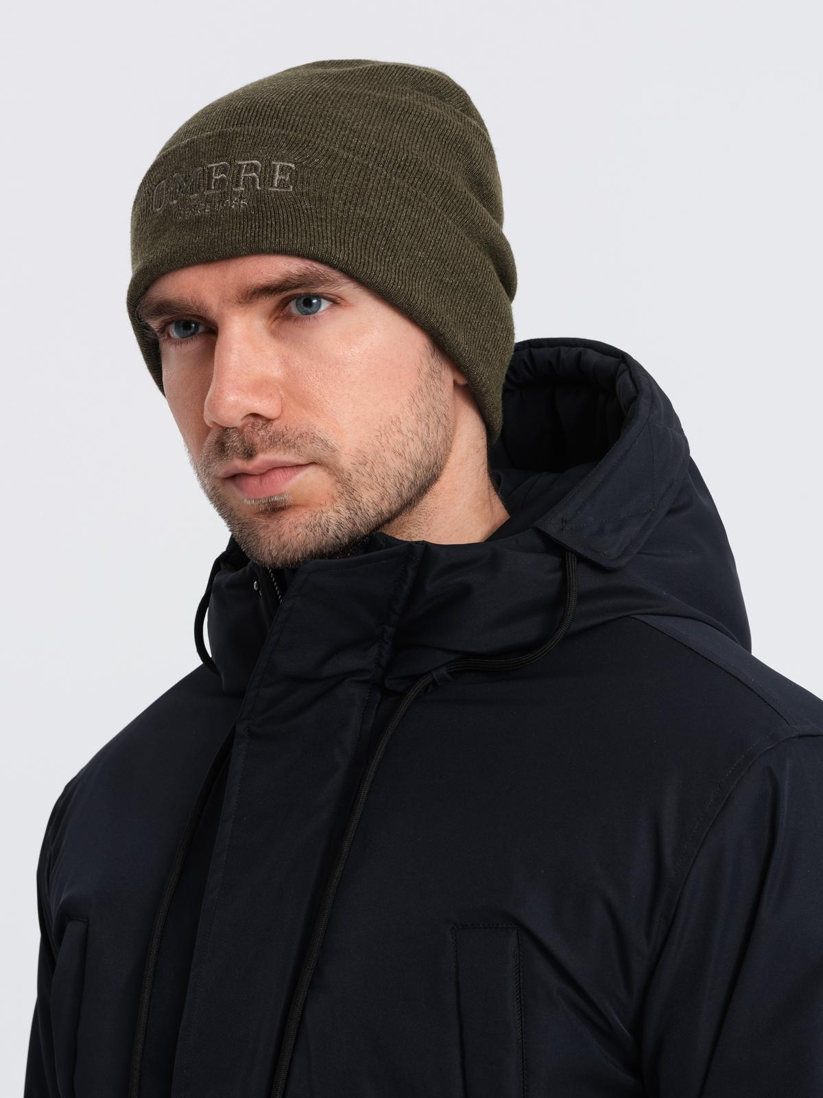 Dzianinowa czapka męska beanie z haftowanym napisem – oliwkowa V5