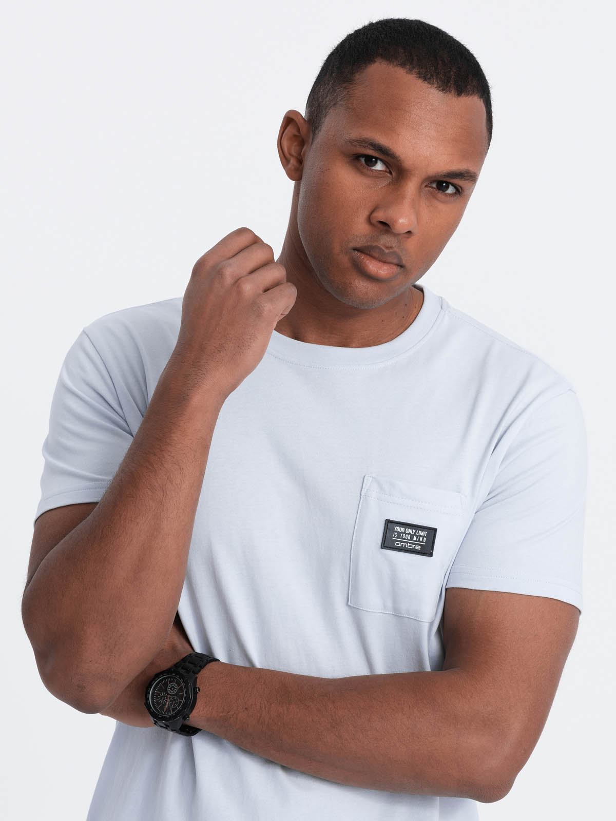 Casualowy t-shirt męski z naszywką na kieszeni – błękitny V9
