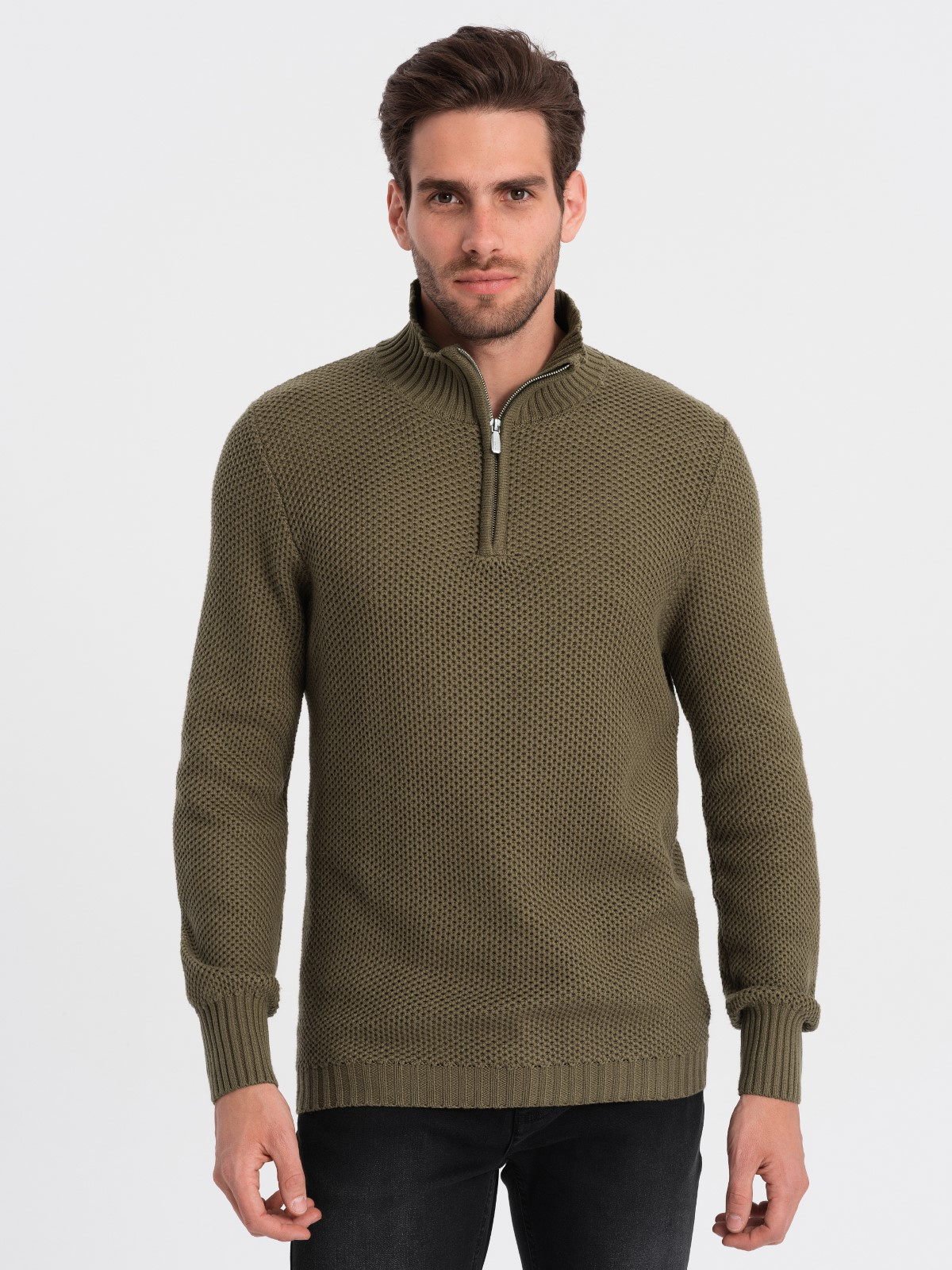 Dzianinowy sweter męski z rozpinaną stójką - oliwkowy V6