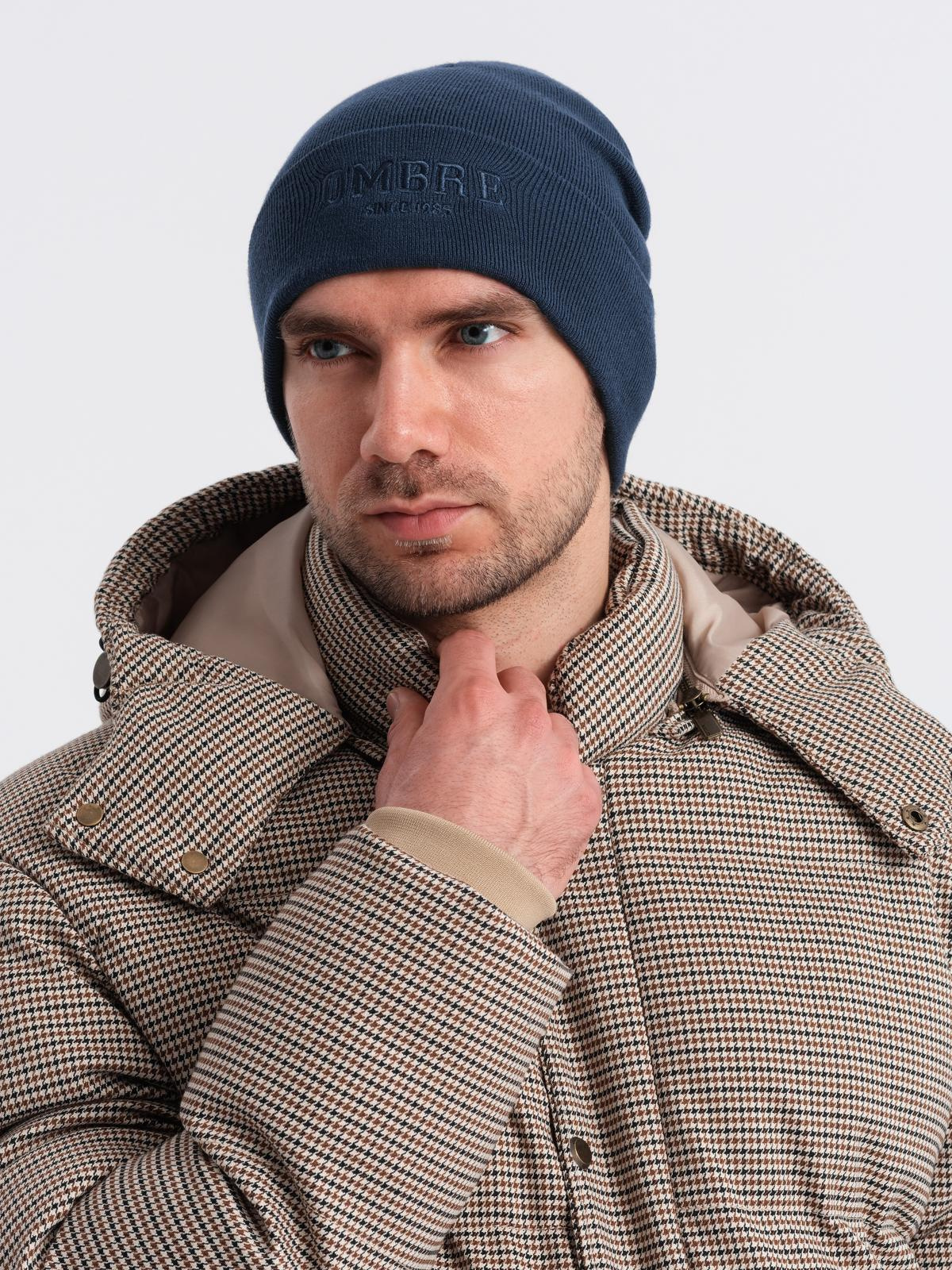 Męska czapka dzianinowa beanie z haftowanym napisem – granatowa V3