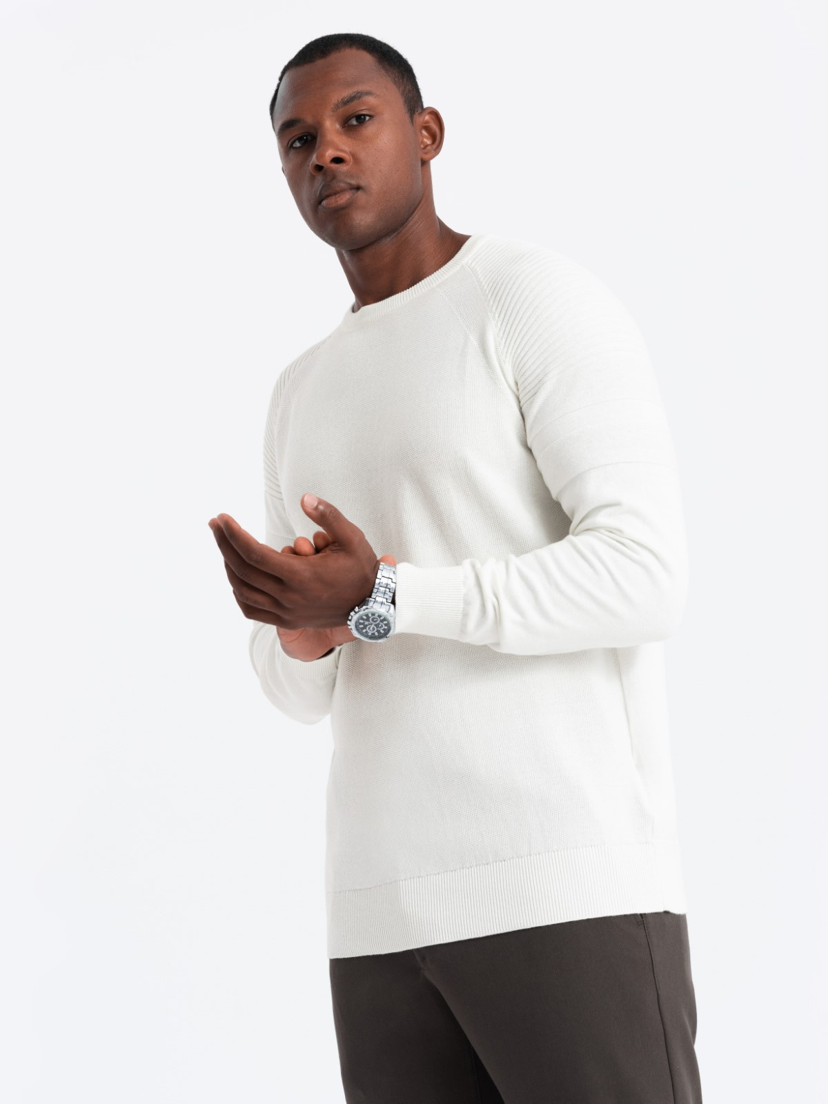 Sweter męski raglan z prążkowanymi rękawami – biały V1