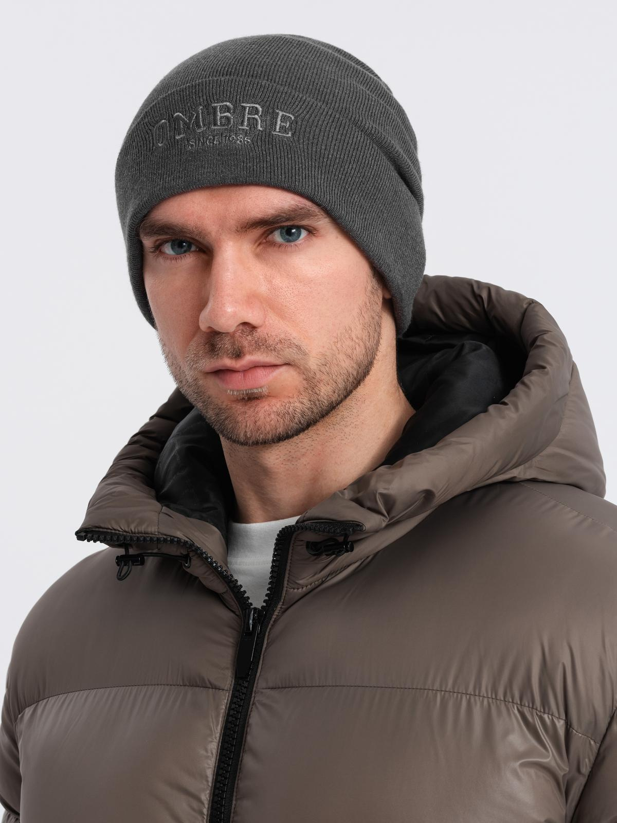Męska dzianinowa czapka beanie z haftowanym napisem – grafitowa V2