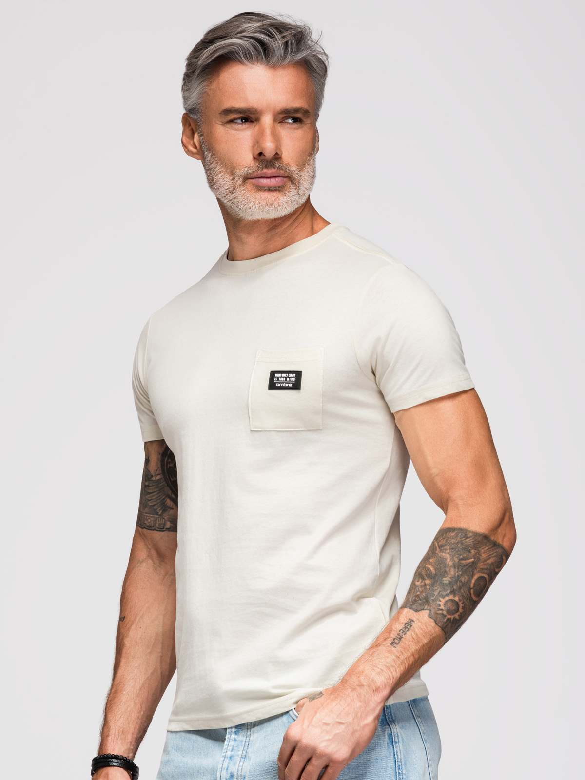 Męski casualowy t-shirt z naszywką na kieszeni – kremowy V8
