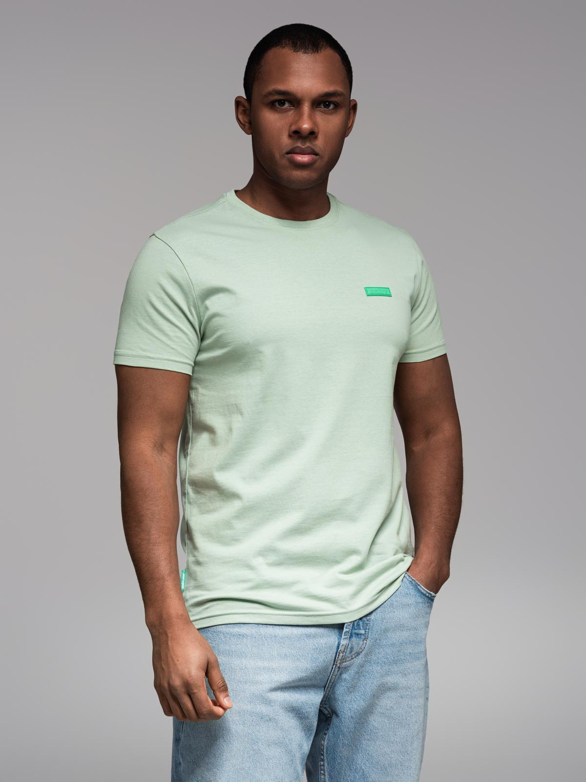 Bawełniany t-shirt męski z zieloną naszywką na piersi – miętowy V4