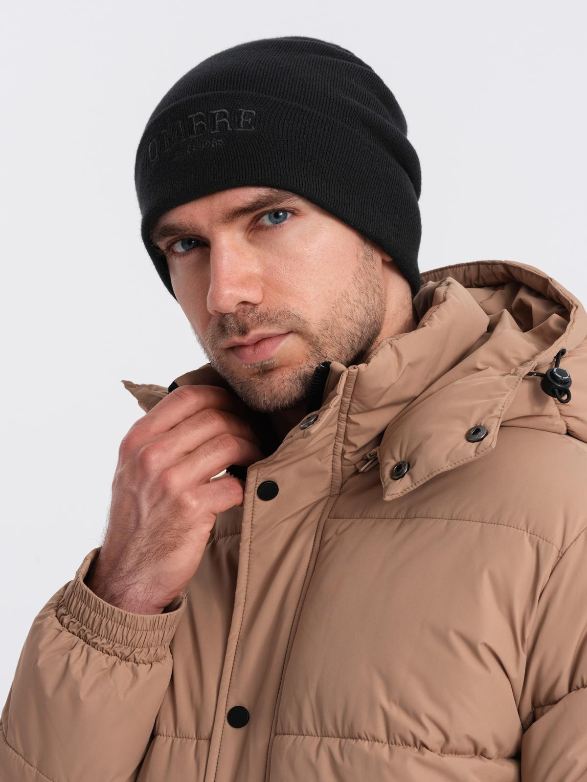 Dzianinowa męska czapka beanie z haftowanym napisem – czarna V1