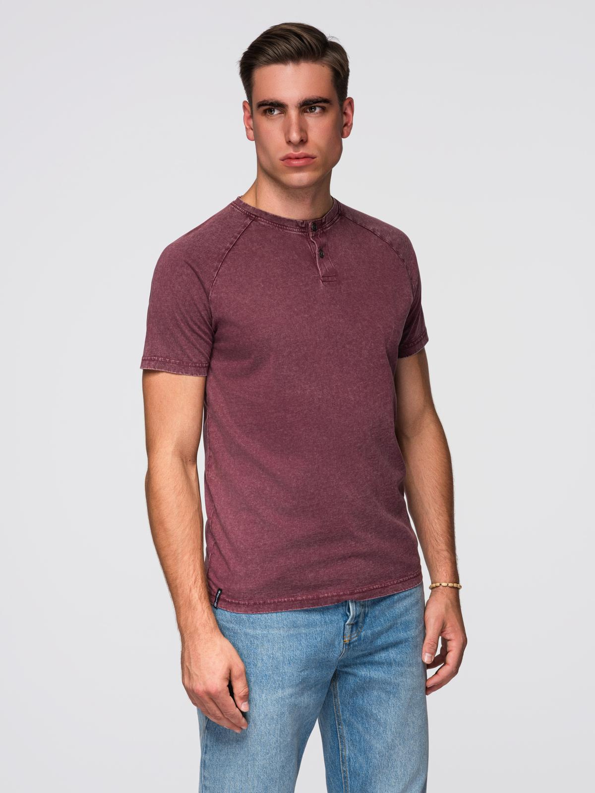 T-shirt męski z efektem sprania i guzikami przy dekolcie – burgundowy V3
