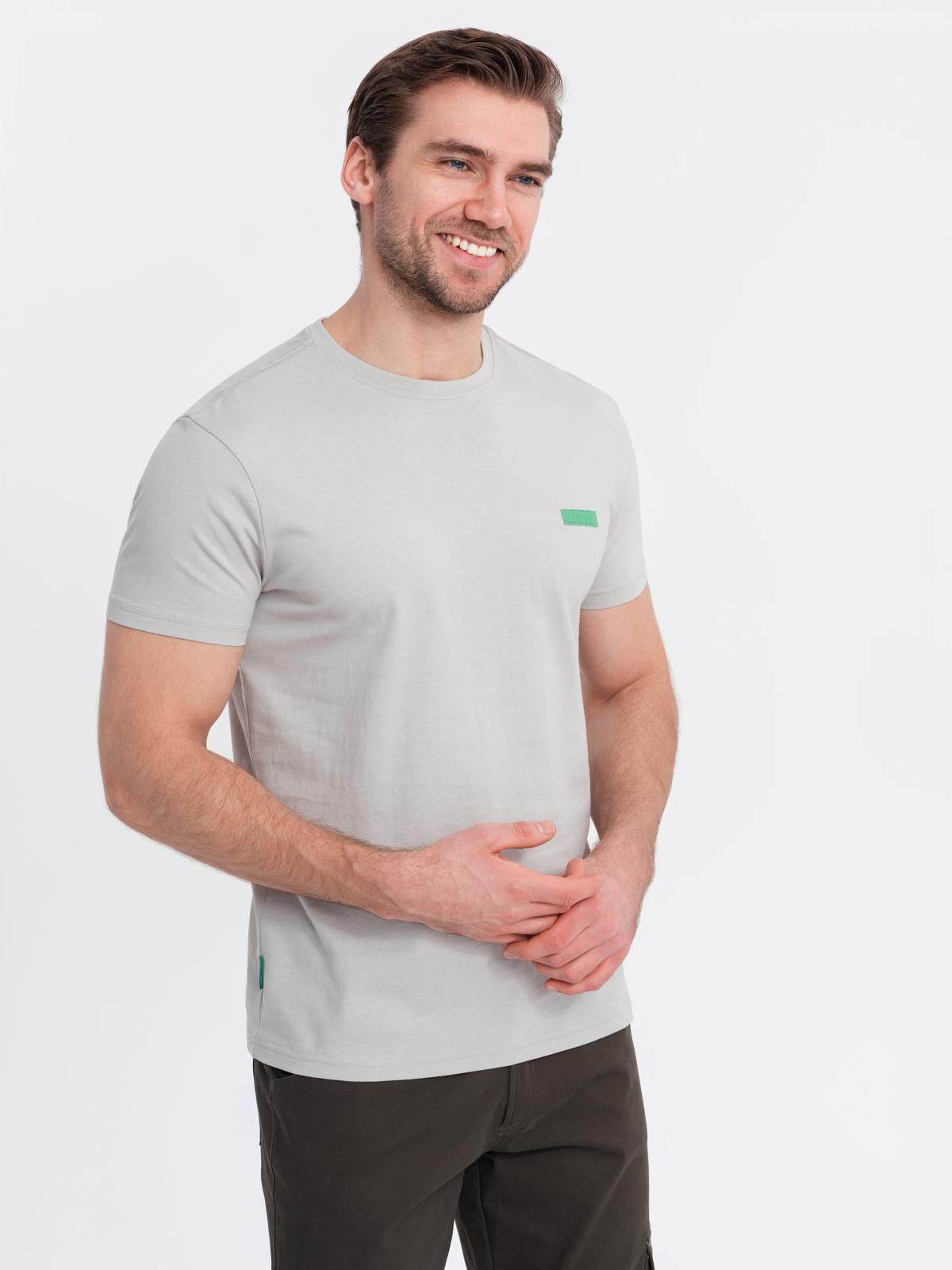 Męski bawełniany t-shirt z zieloną naszywką na piersi – jasnoszary V2 - Rozmiar: S