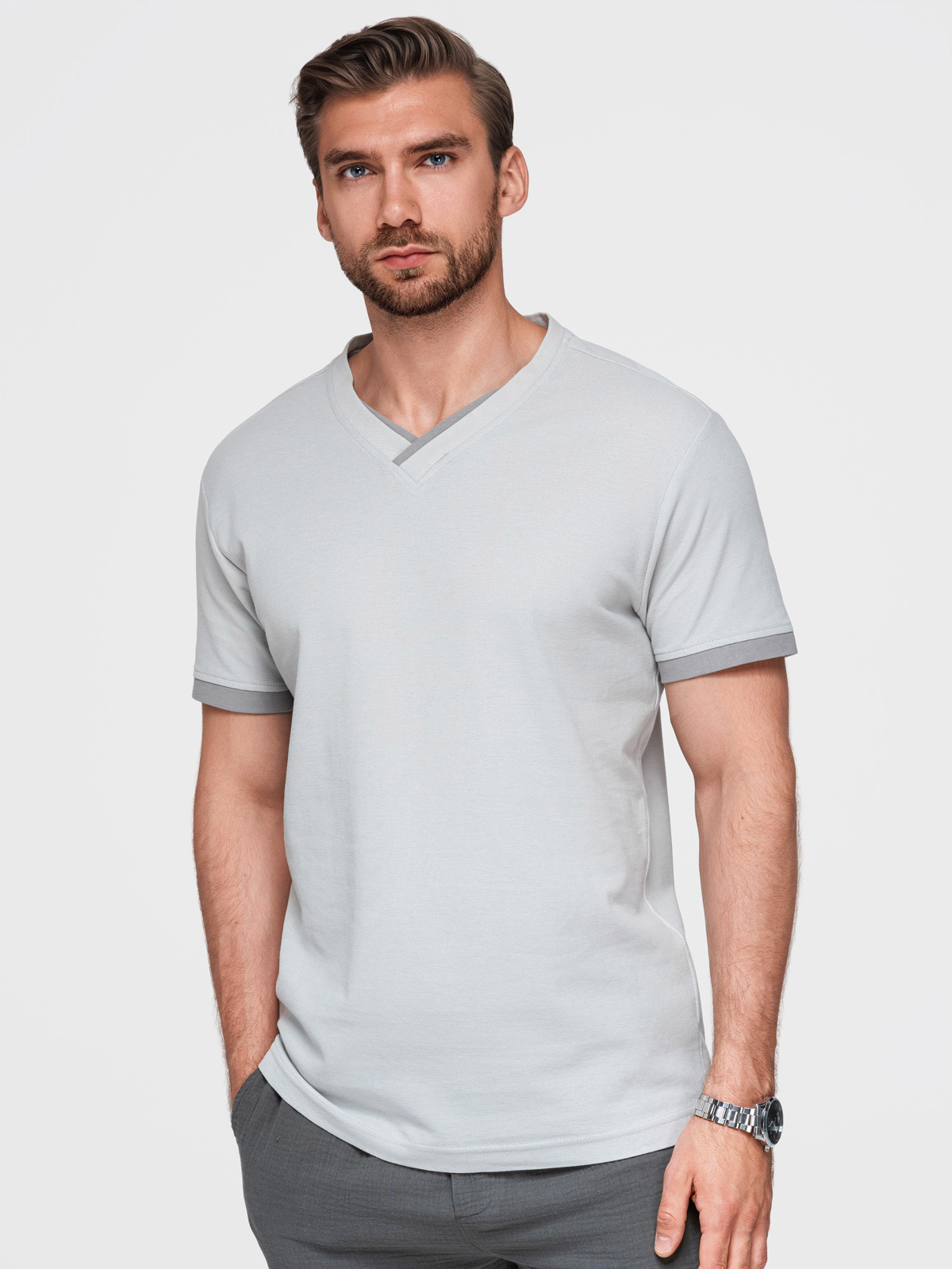 T-shirt męski z kontrastowymi wstawkami i dekoltem w serek – jasnoszary V4 - Rozmiar: M