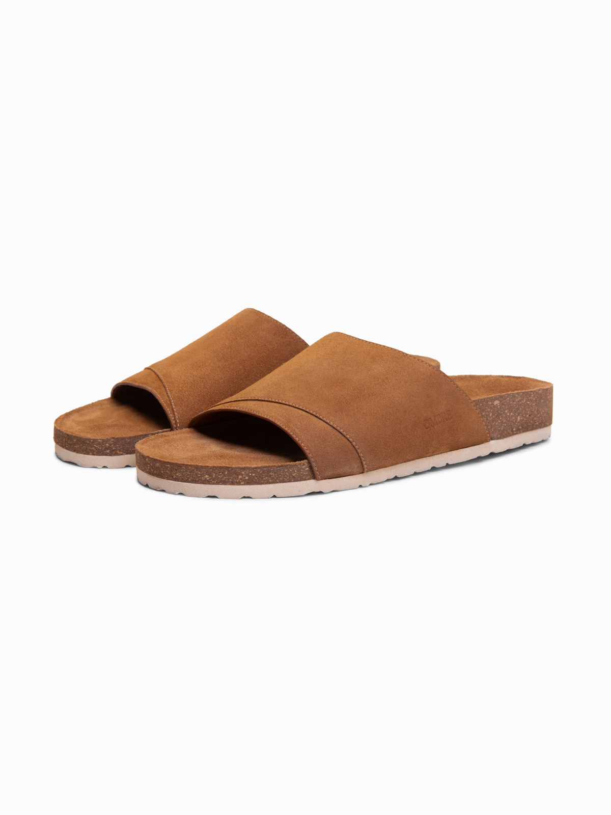 Męskie klapki z naturalnego zamszu na korkowej podeszwie - camel V1 - Rozmiar: 41