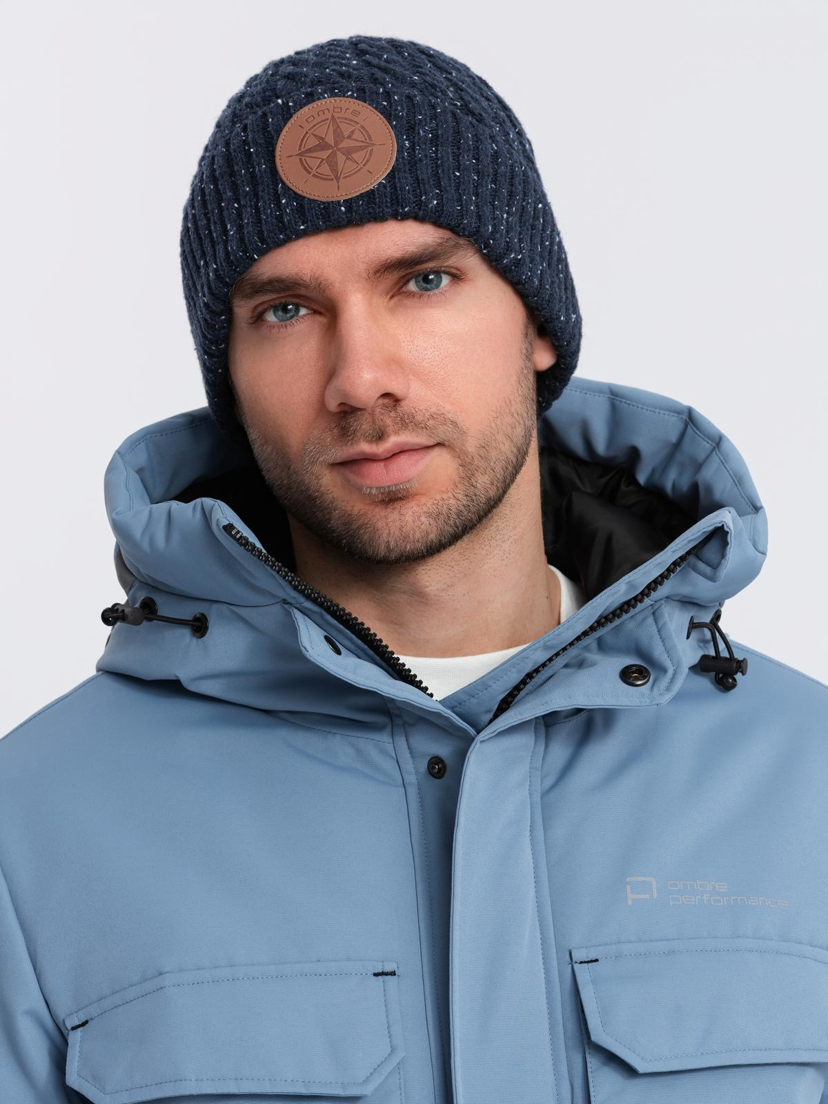 Czapka męska beanie z okrągłą tłoczoną naszywką – granatowa V2