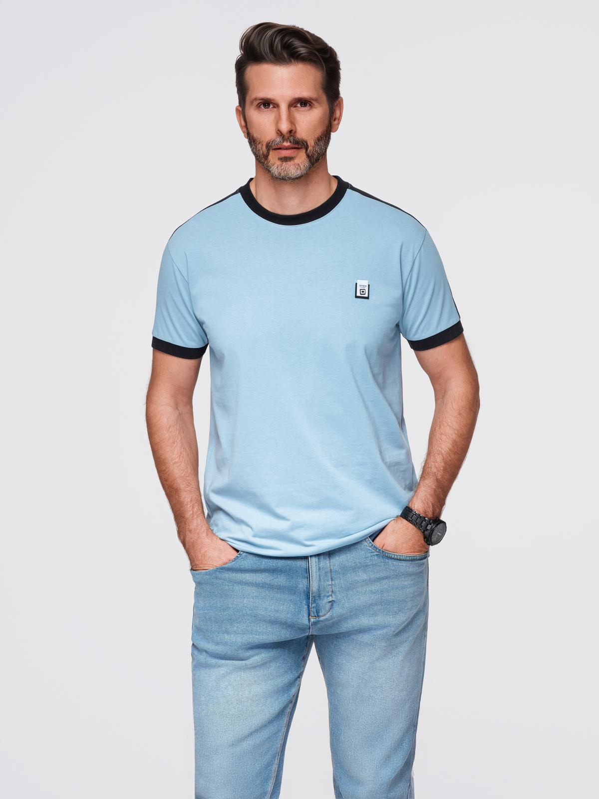 Męski t-shirt z kontrastowymi lampasami – jasnoniebieski V3 - Rozmiar: M