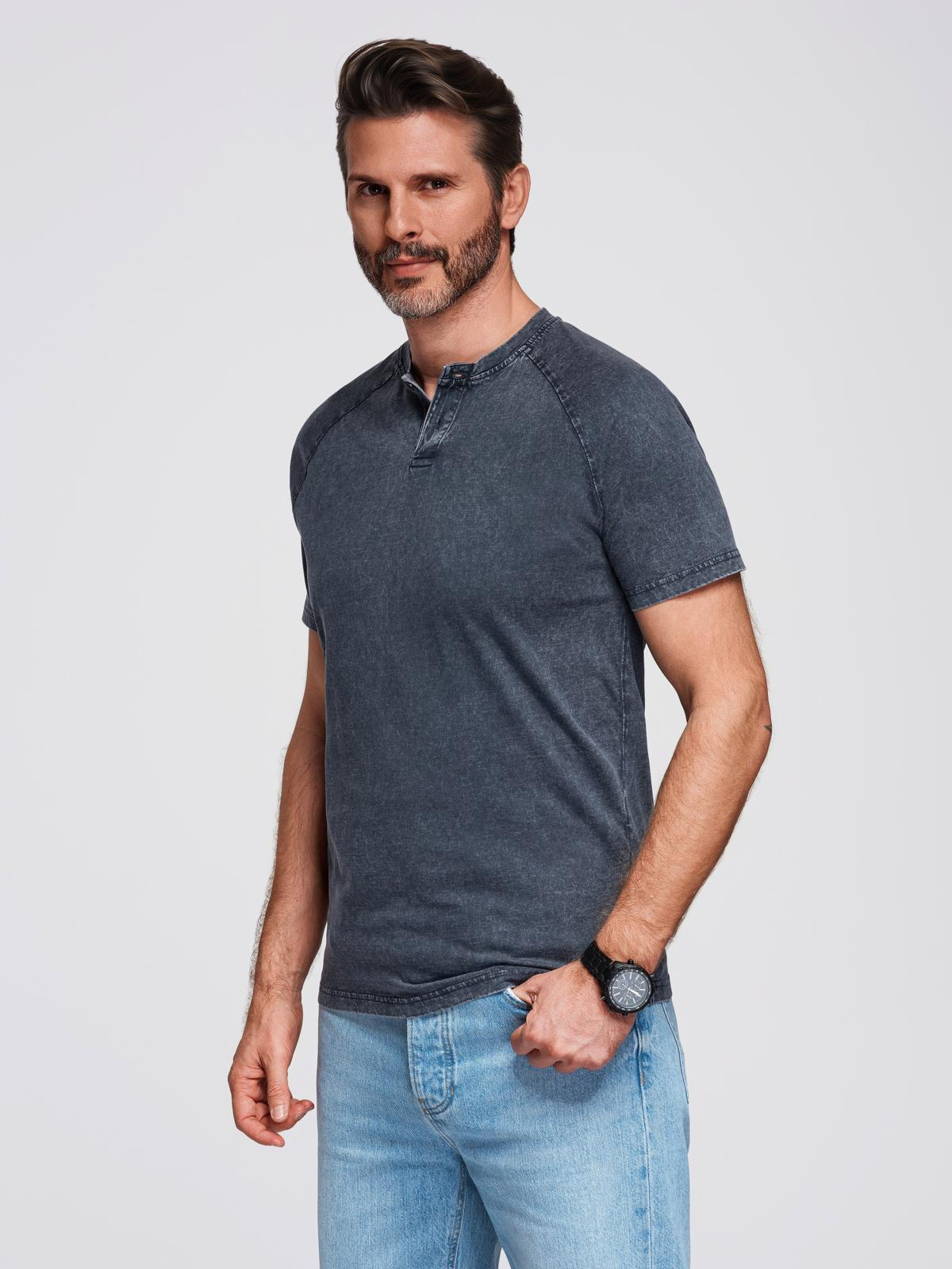 Męski t-shirt z efektem sprania i guzikami przy dekolcie – granatowy V2 - Rozmiar: S