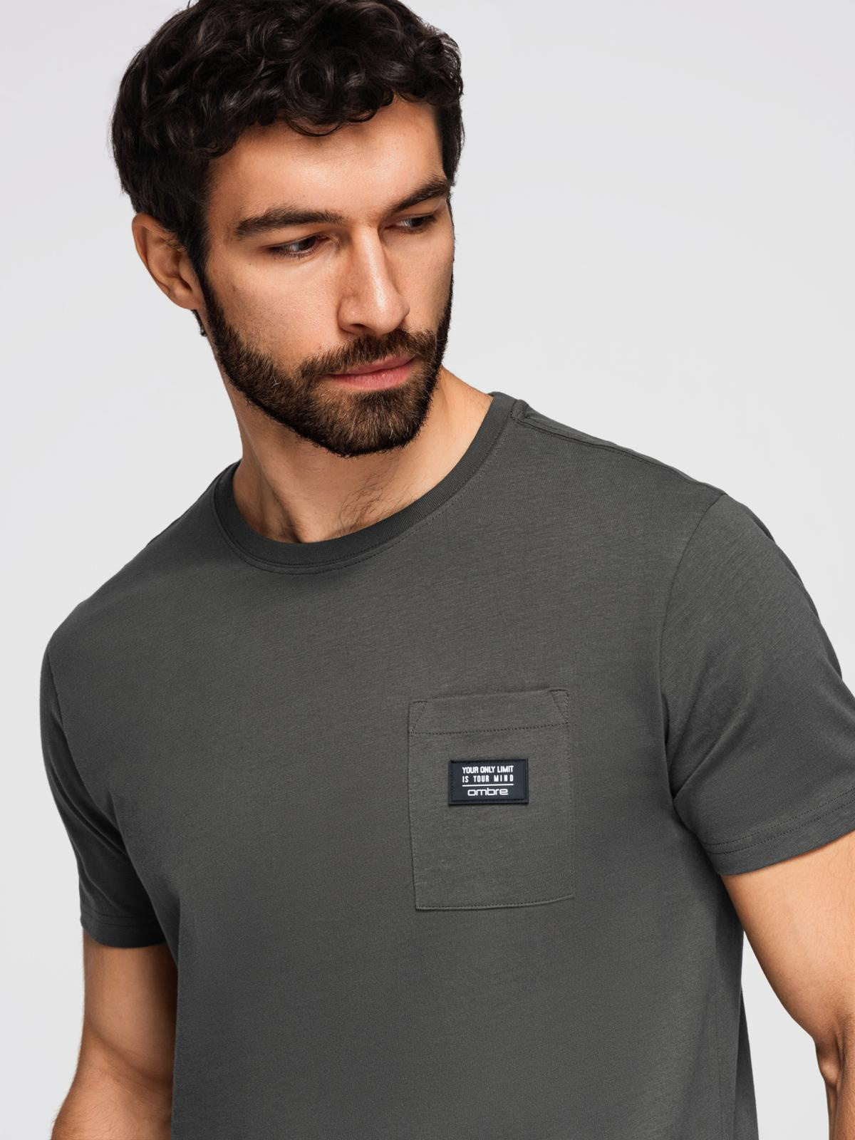 Casualowy t-shirt męski z naszywką na kieszeni – grafitowy V11 - Rozmiar: M