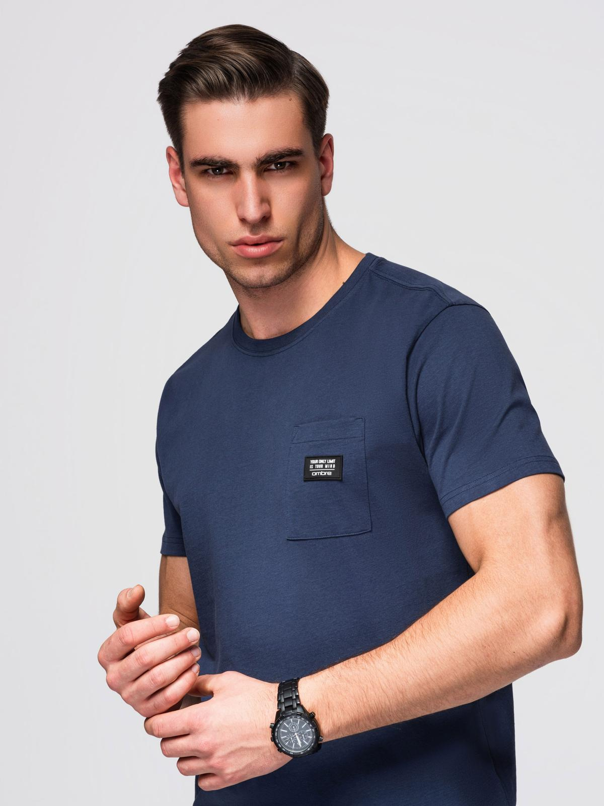 Casualowy t-shirt męski z naszywką na kieszeni – granatowy V10