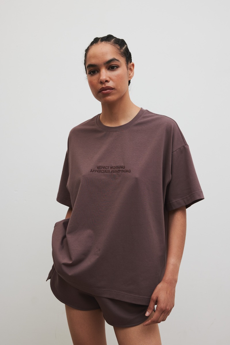 T-shirt typu oversize z HAFTEM w kolorze PURPLE TAUPE - Marsala