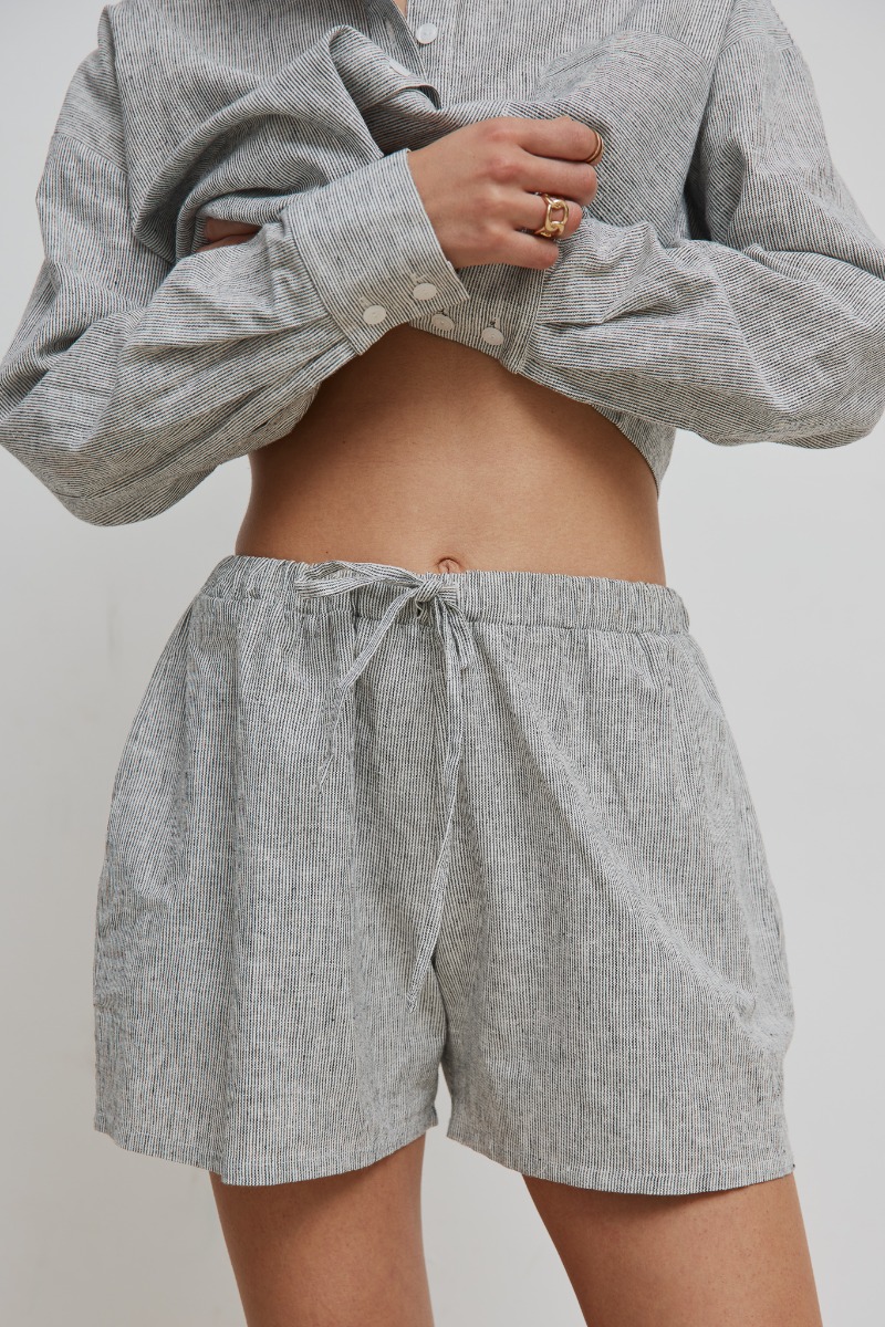 Krótkie spodenki z lnu i bawełny w paski BLACK & WHITE - Marsala