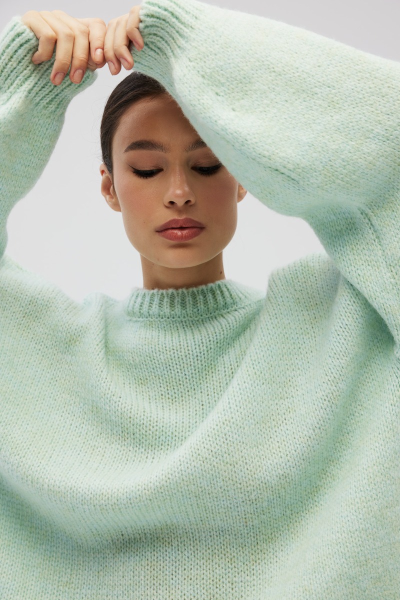 Sweter oversize z bufiastymi rękawami w kolorze FROSTY MINT - Marsala