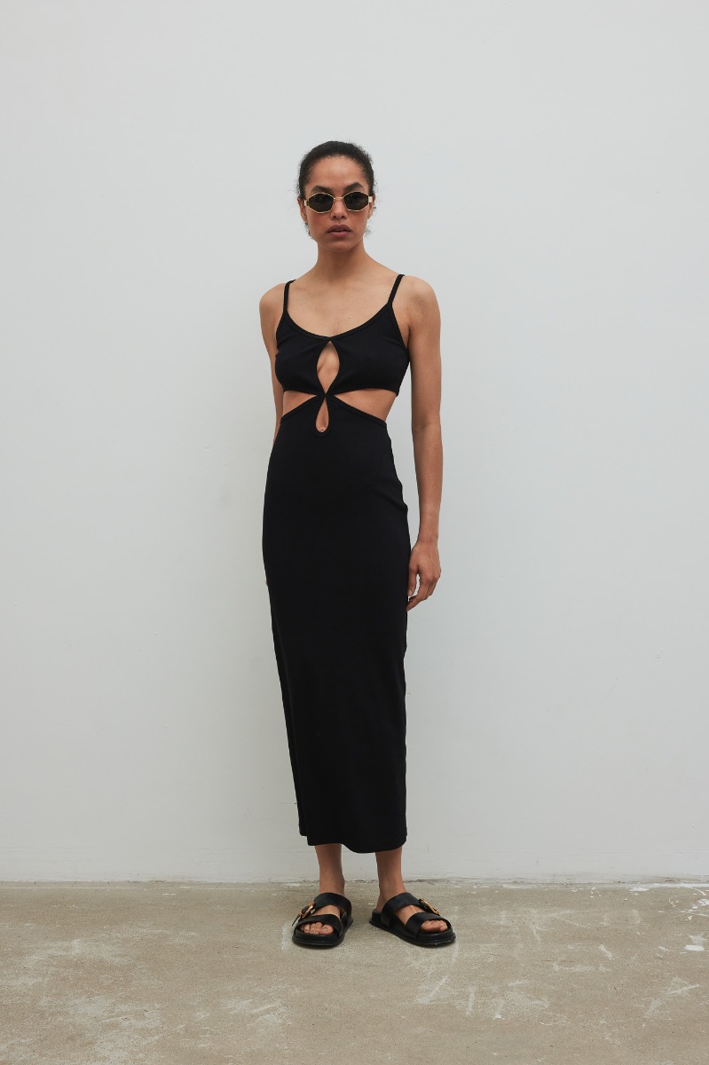 Sukienka z ozdobnymi wycięciami w kolorze BLACK - Marsala