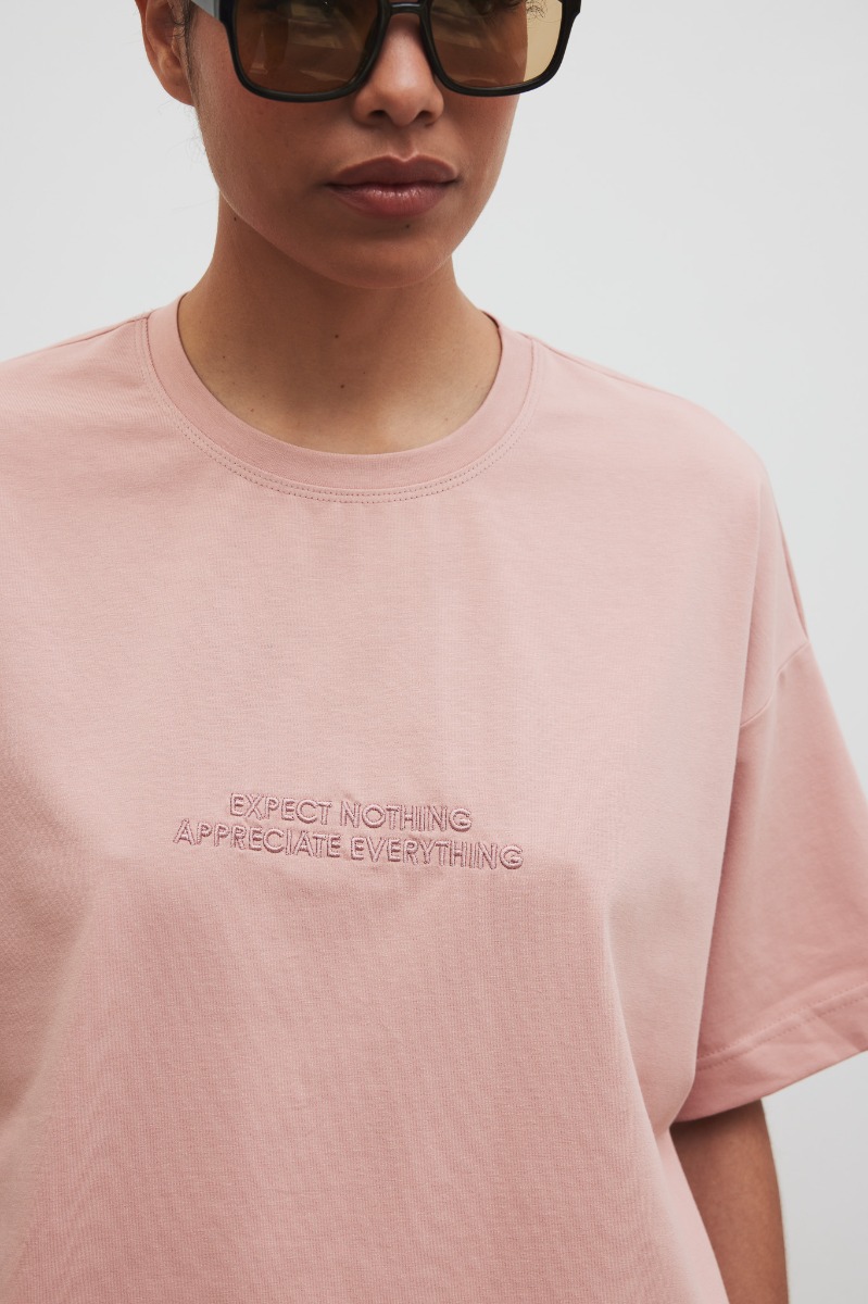 T-shirt typu oversize z HAFTEM w kolorze COTTONE ROSE - Marsala